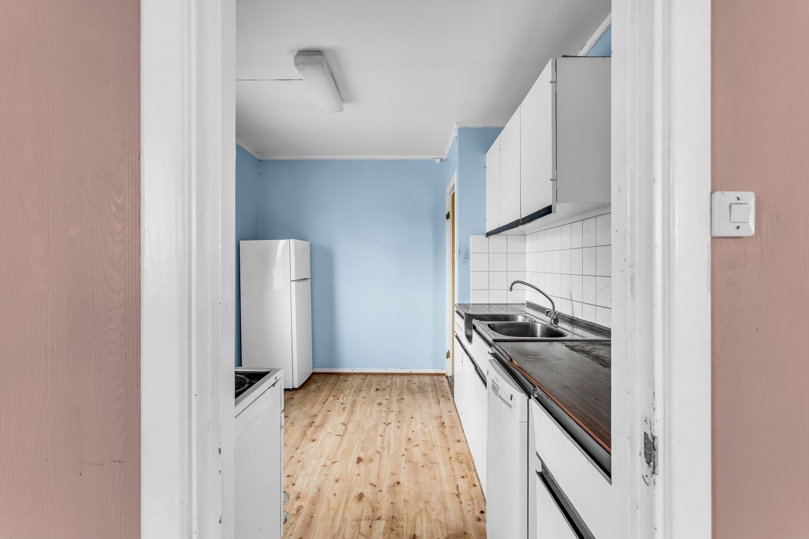 Fra spiseplassen er det enkel adkomst videre inn til kjøkkenet. Galleribilde