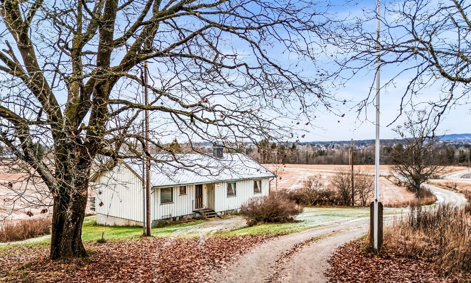 Dette er en innholdsrik enebolig med en fin og rolig beliggenhet. Galleribilde