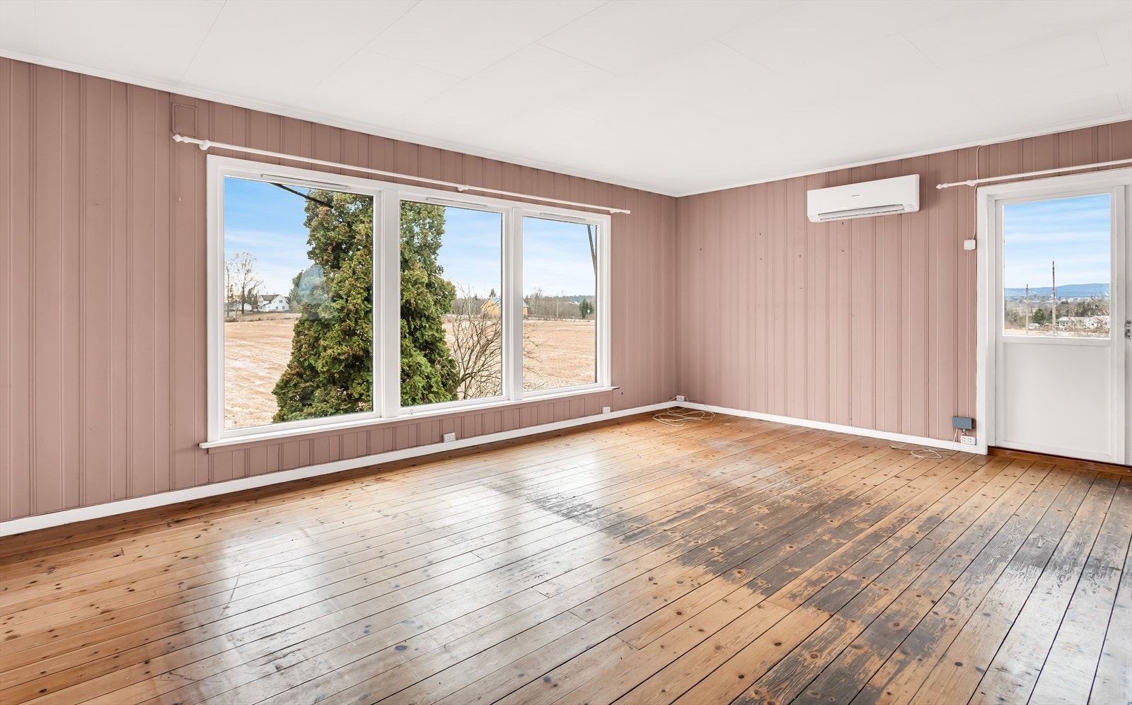 Store vindusflater gir godt med dagslys og utsikt mot det omkringliggende landskapet. Galleribilde