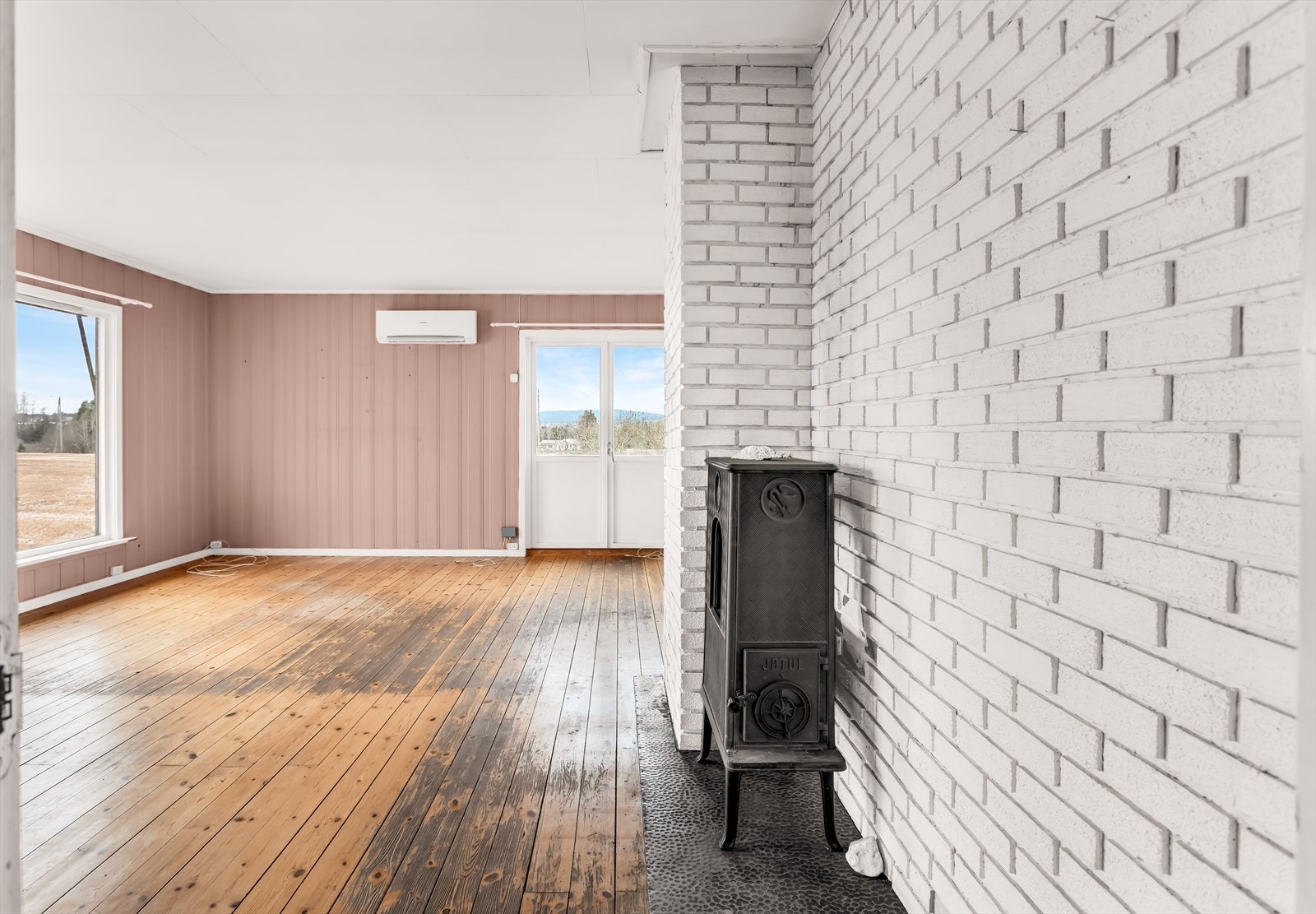 En vedovn og en varmepumpe gir effektiv oppvarming. Galleribilde