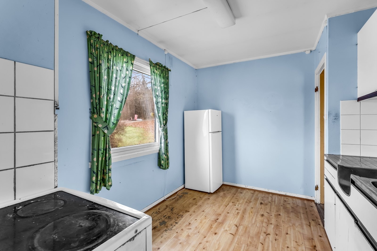 Det er plass til et lite spisebord på kjøkkenet ved vinduet. Galleribilde