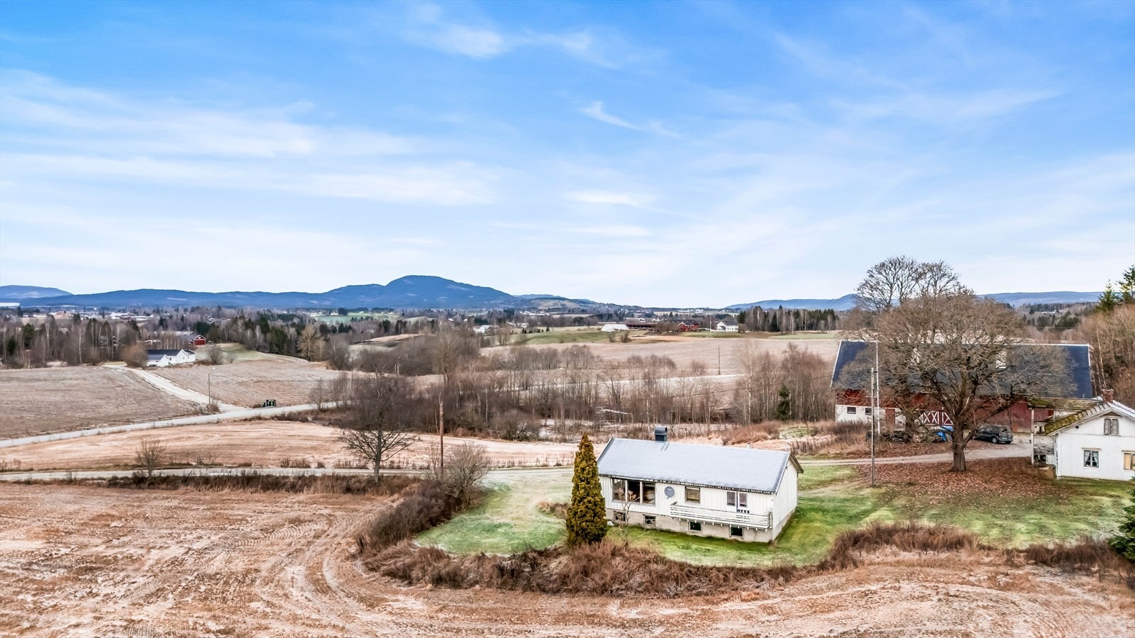 Beliggenheten er praktisk for pendlere, med 5 minutter til Dal stasjon og 19 minutter til Gardermoen. Galleribilde