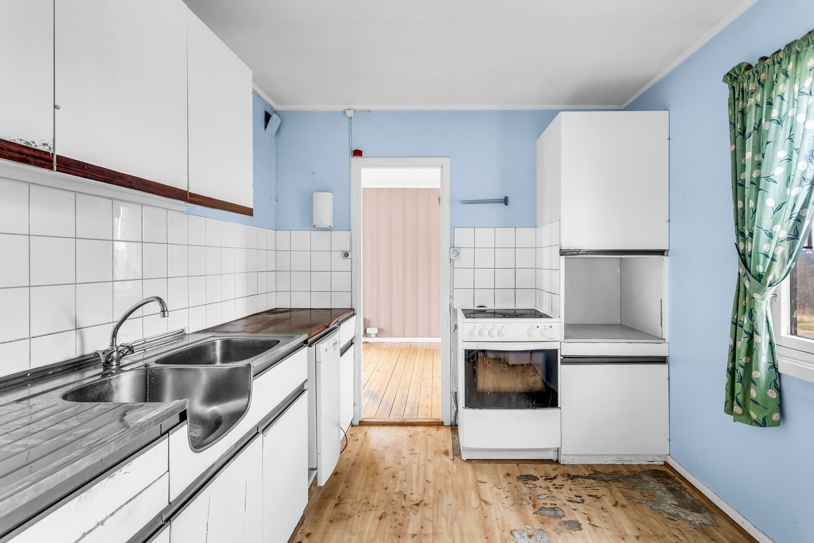 Separat kjøkken med innredning i heltre, glatte fronter, laminert benkeplate, flis over benkeplate og dobbel kjøkkenkum. Galleribilde