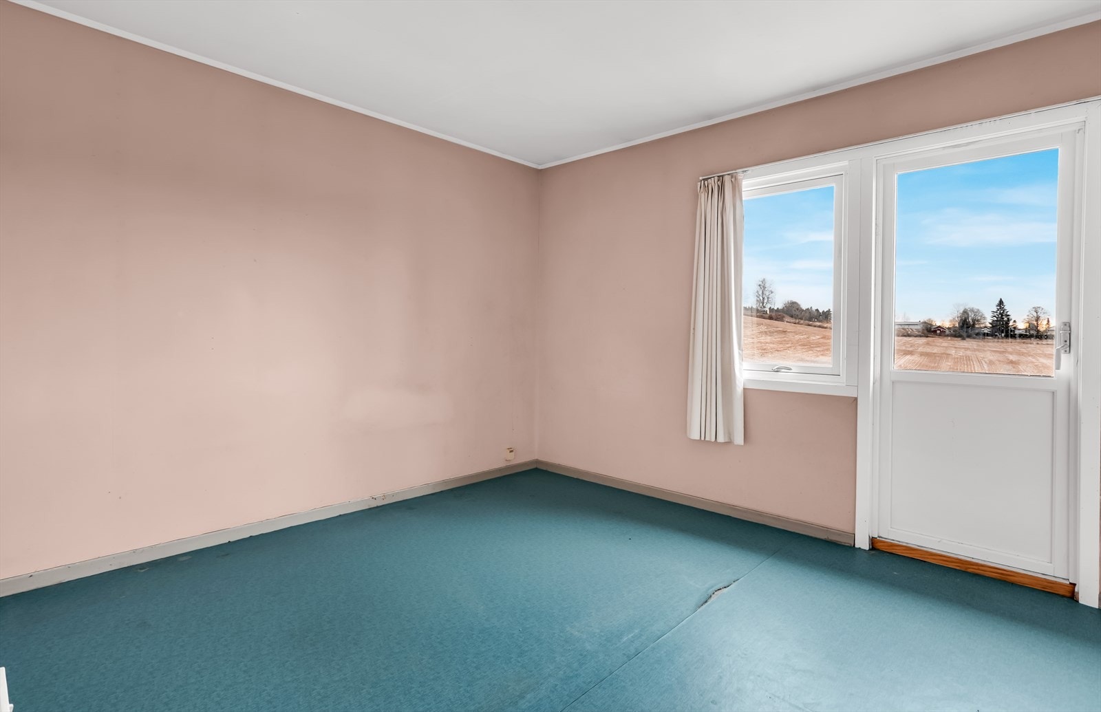 Romslig hovedsoverom med utgang til en veranda mot sør. Galleribilde