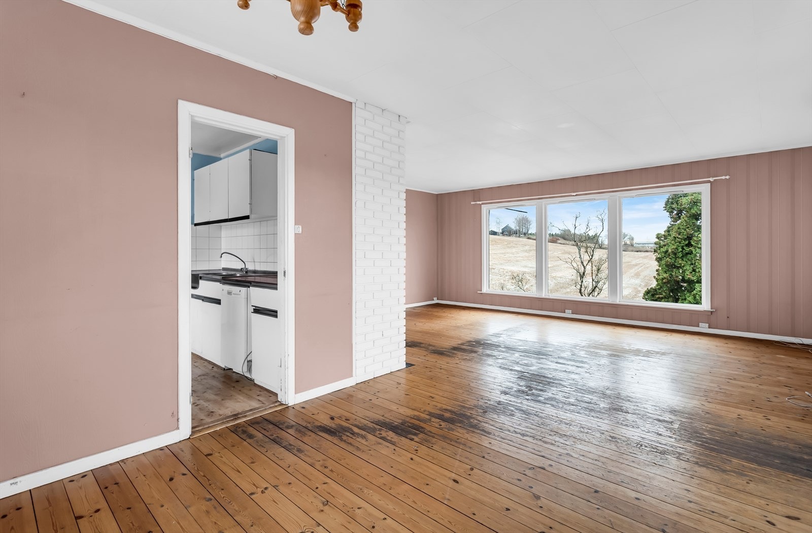 Stuen er et sentralt rom med åpen forbindelse mot spiseplassen og tilgang til kjøkkenet. Galleribilde