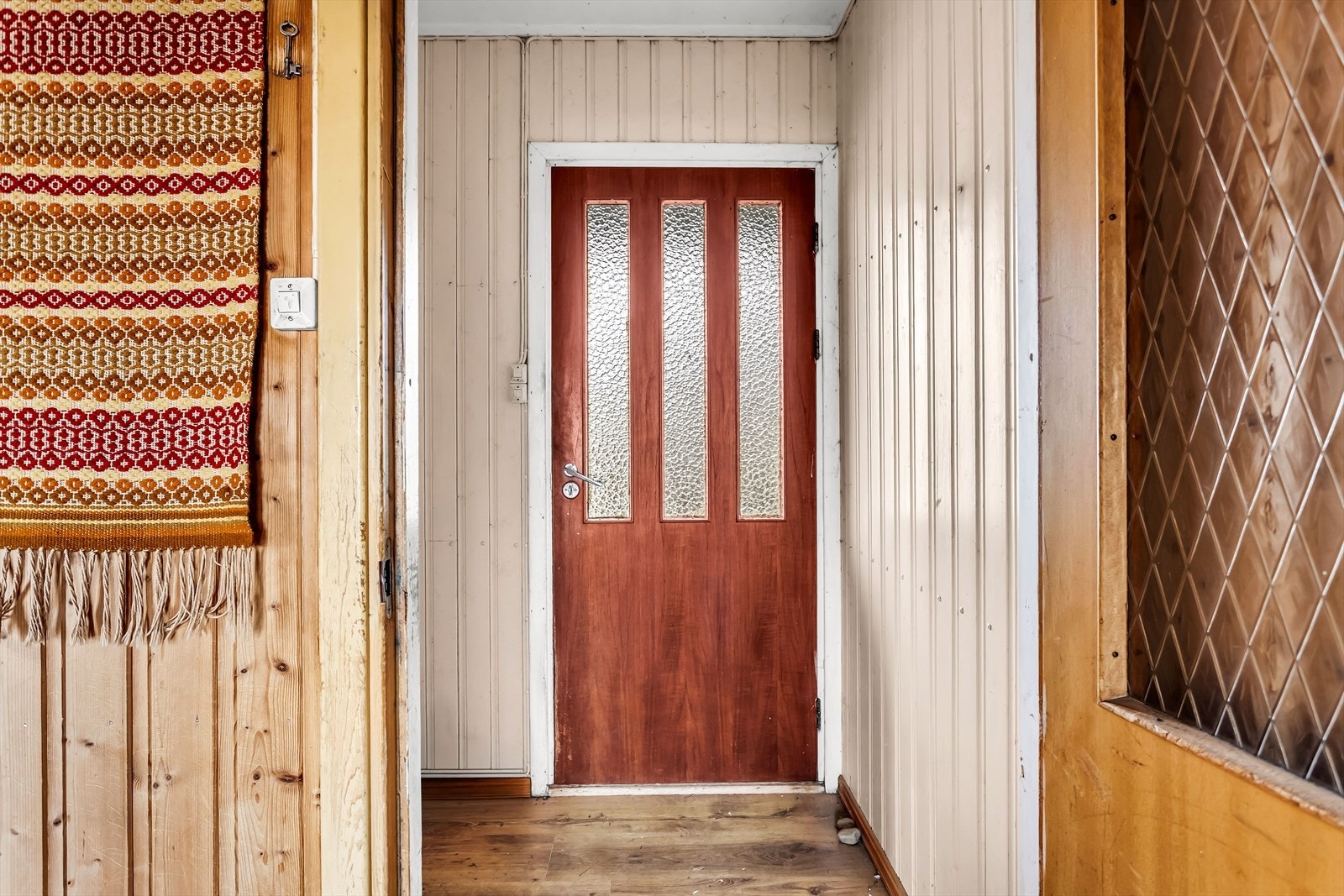 Boligen har en entré med plass til oppheng av yttertøy og til å sette fra seg sko. Galleribilde