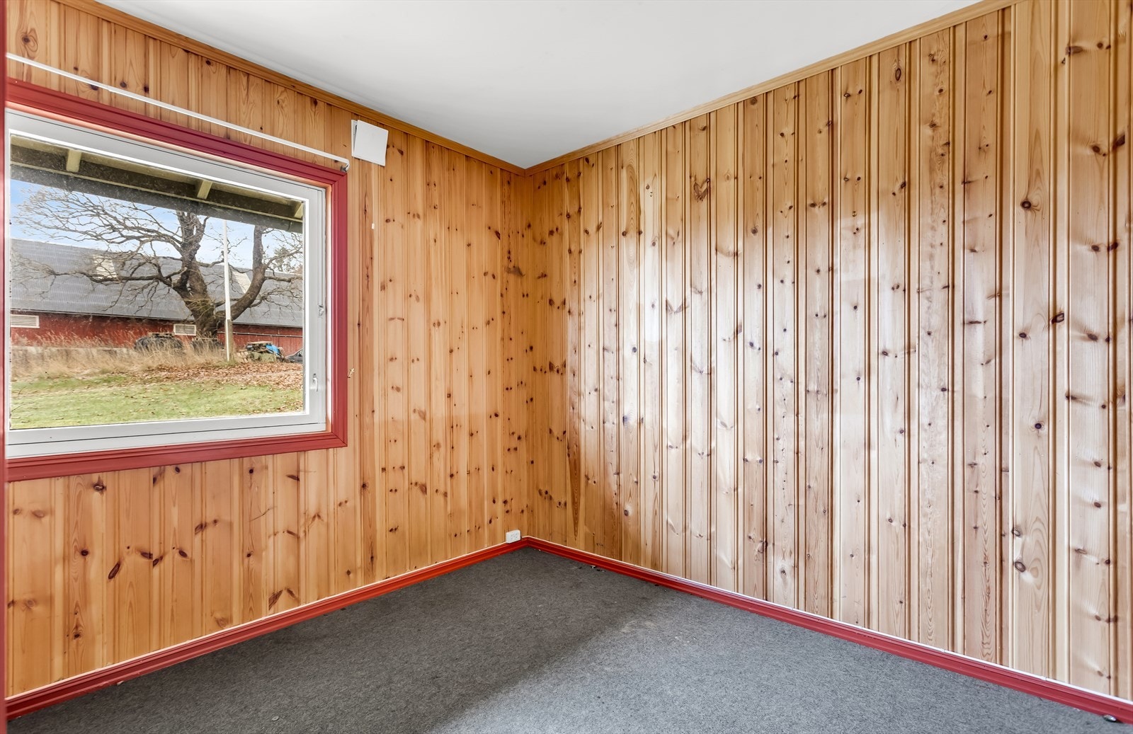 Soverom 2 og 3 har plass til seng, nattbord og garderobeløsning. Galleribilde