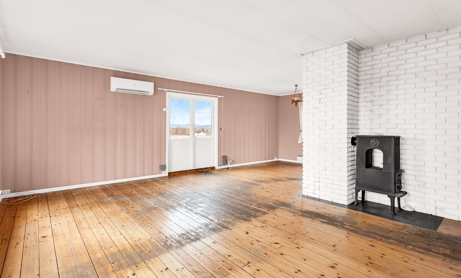 Her er det plass til en sofaseksjon, mediemøbler og spisebord. Galleribilde