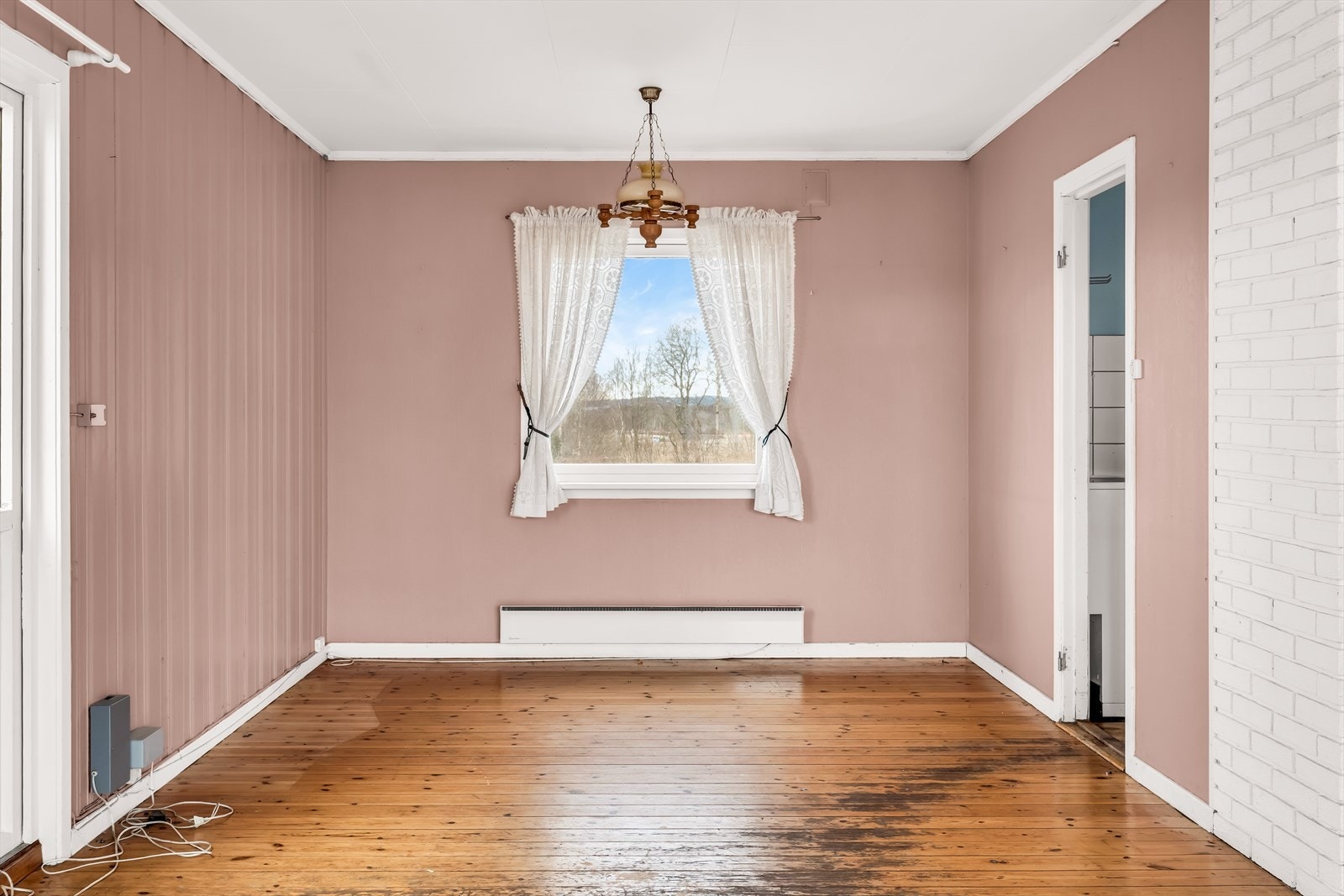 Spisestuen har plass til et større spisebord for sosiale sammenkomster. Galleribilde