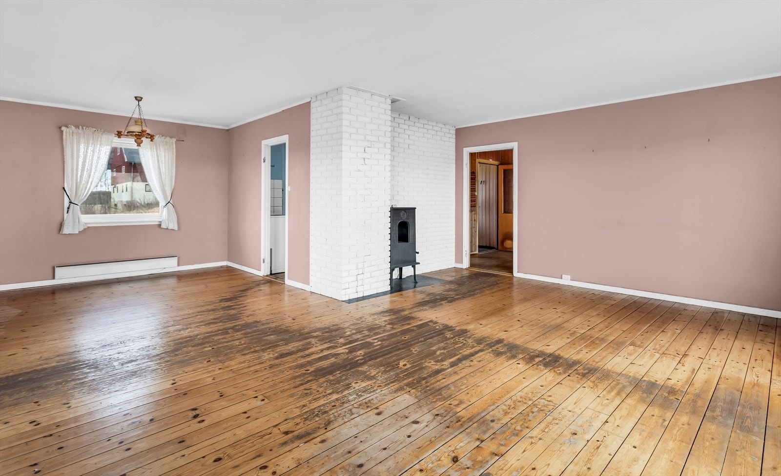 Stuen har en romslig størrelse med flere møbleringsmulighter. Galleribilde