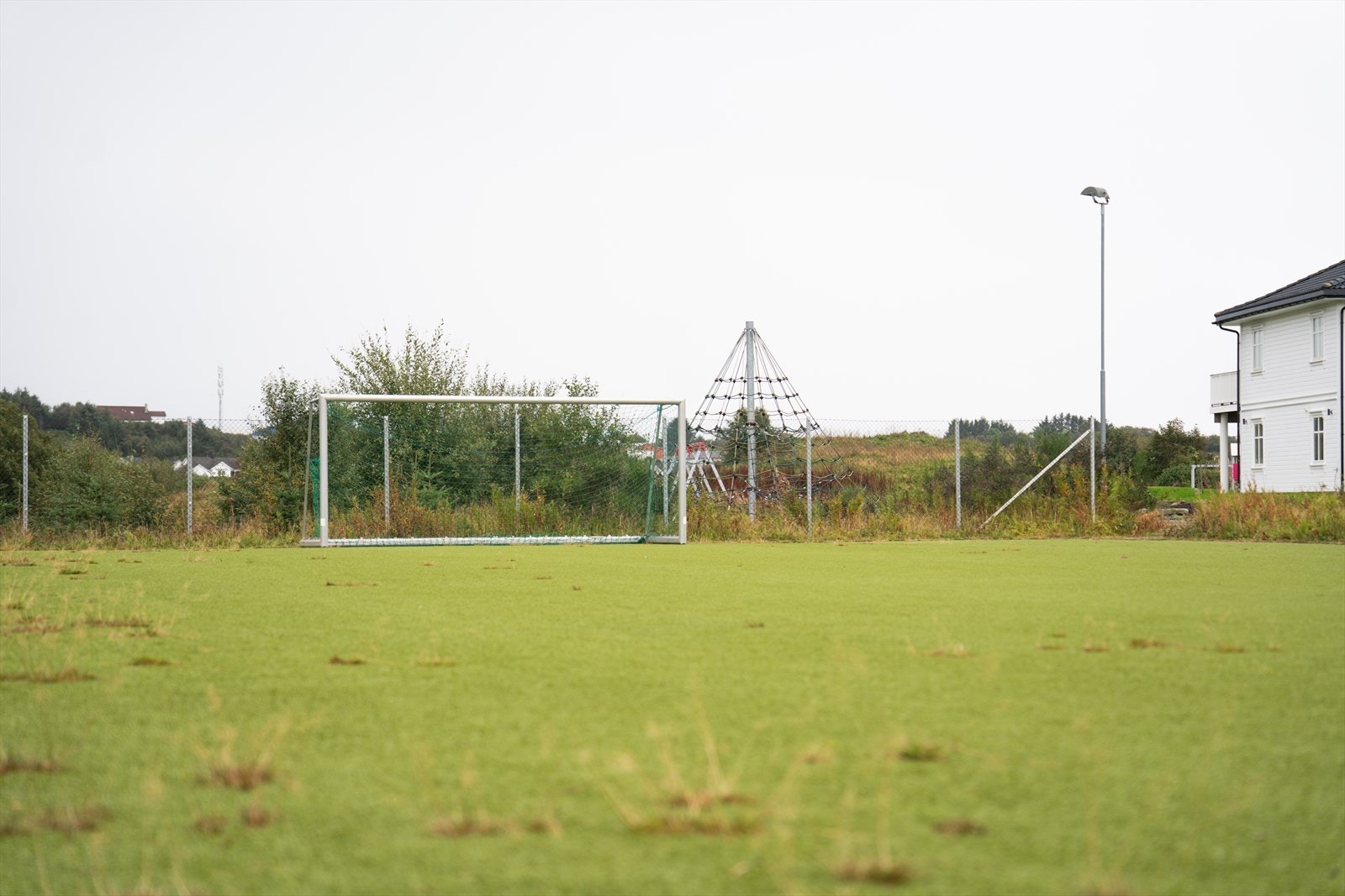 Flere lekeplasser og fotballbane i kort avstand av boligtomten Galleribilde