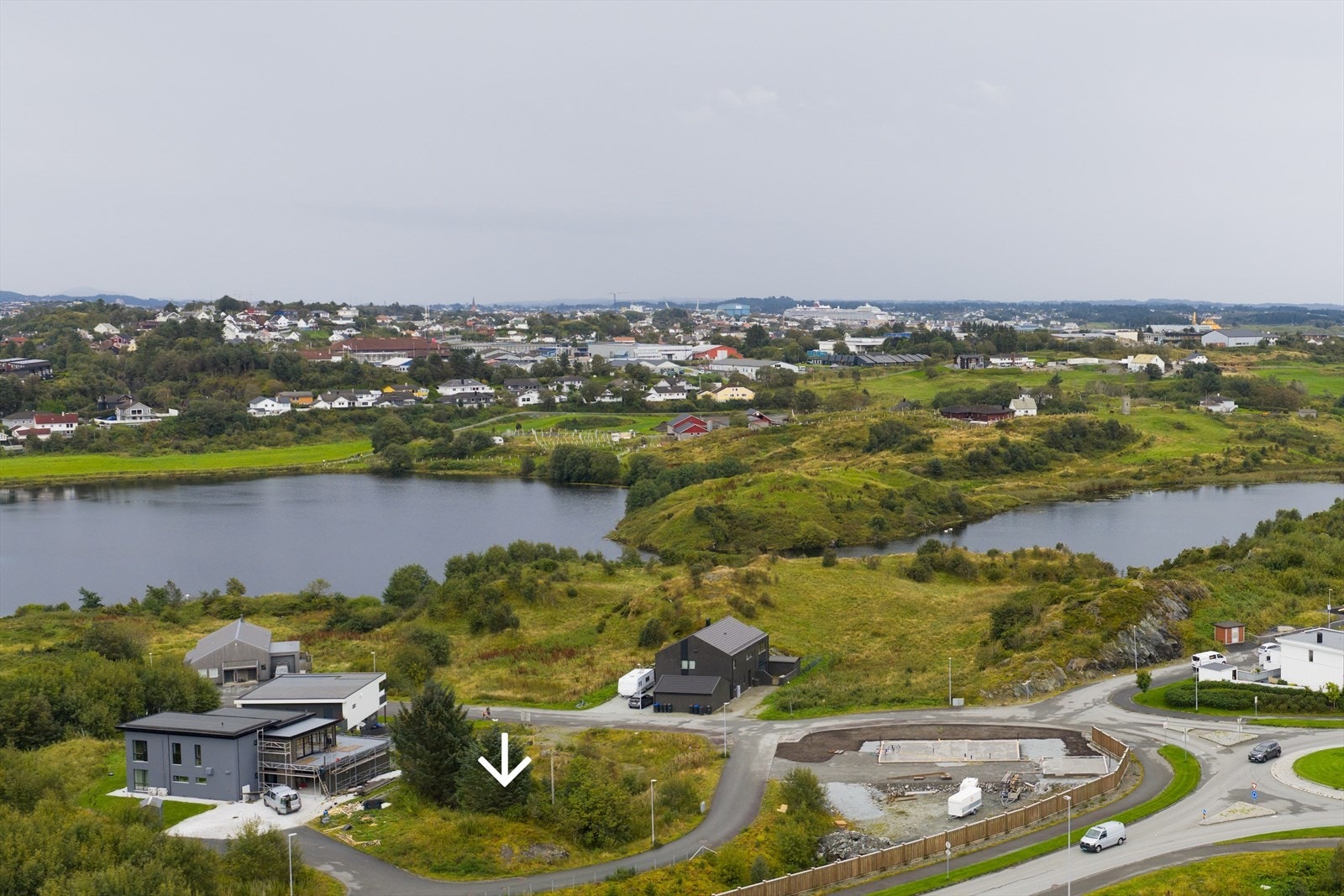 Naturtomt ved idylliske Tornesvatnet regulert til boligformål Galleribilde