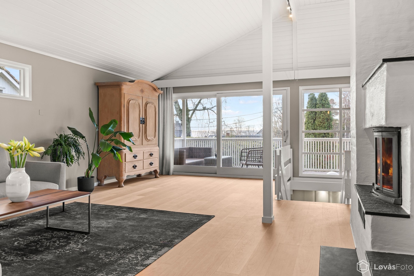 Lys og romslig stue/spisestue med 1-stavs eikeparkett på gulvet (lagt ny i 2023) og takhøyde på opptil hele 3,91 meter Galleribilde