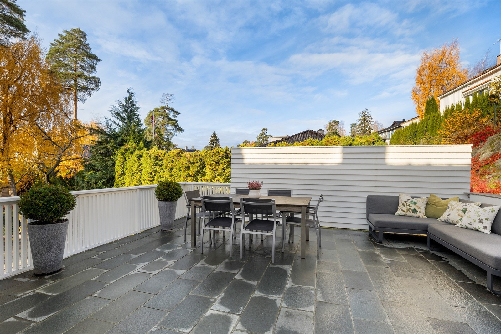 Terrassen ligger over garasjen og er belagt med Altaskifer Galleribilde