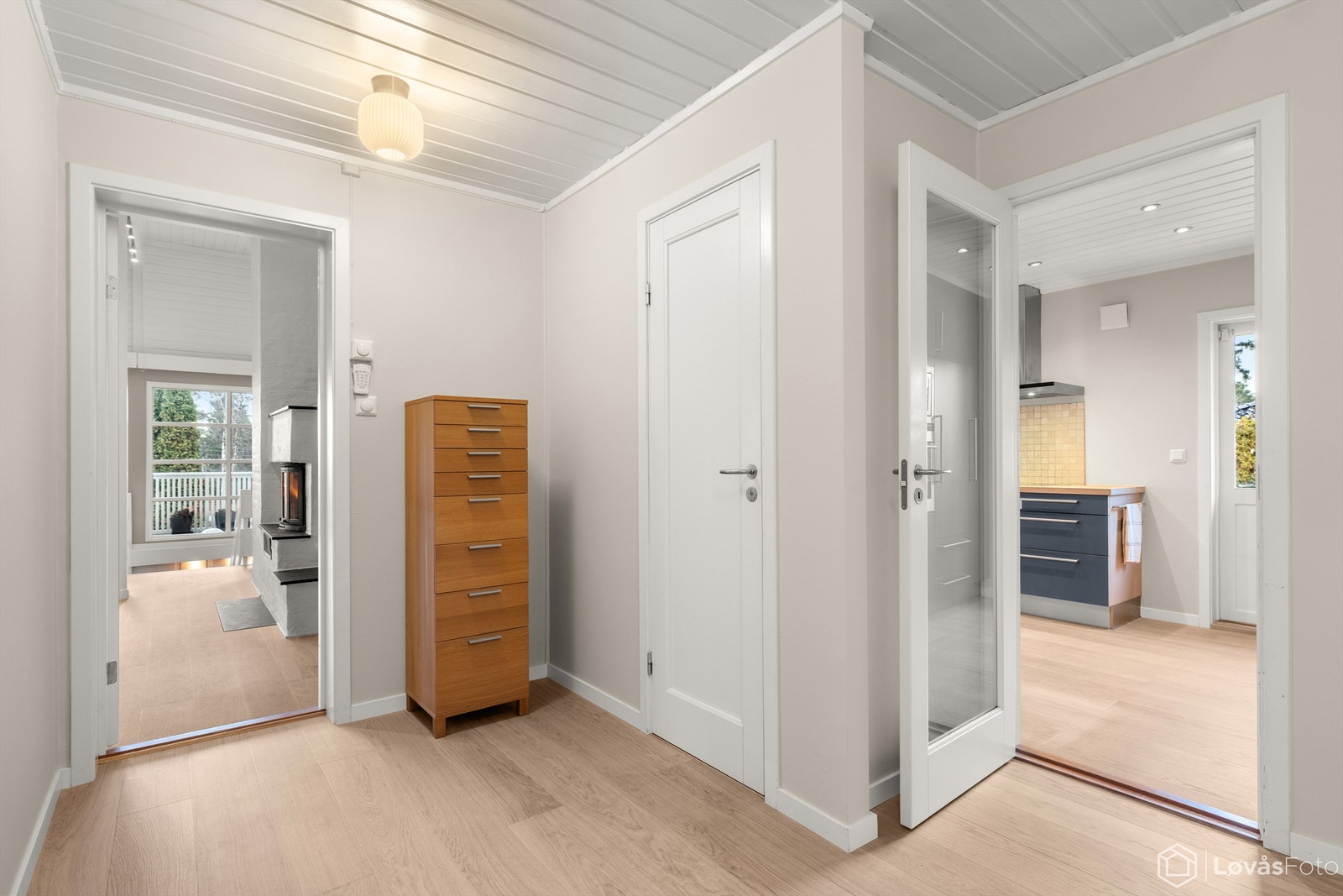 De 3 soverommene, badet og toalettet ligger praktisk plassert i bakkant av boligen, alle med adkomst fra mellomgangen. 1-stavs parkett på gulvet i mellomgangen (lagt nytt i 2023) Galleribilde