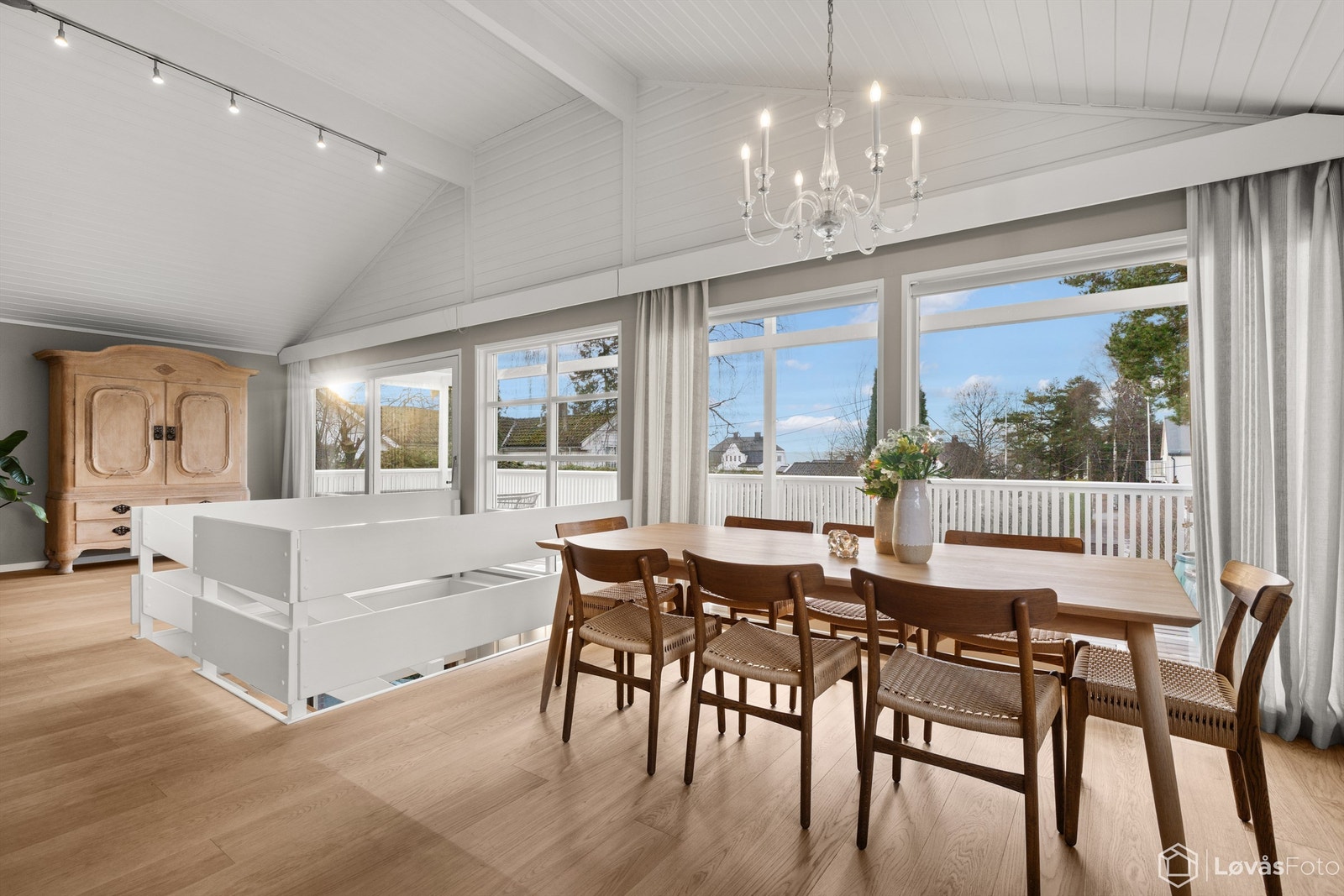 Rikelig med vindusflater slipper inn godt med naturlig lys, samtidig som den gode takhøyden i stuen på opptil 3,91 meter gir ekstra romfølelse Galleribilde