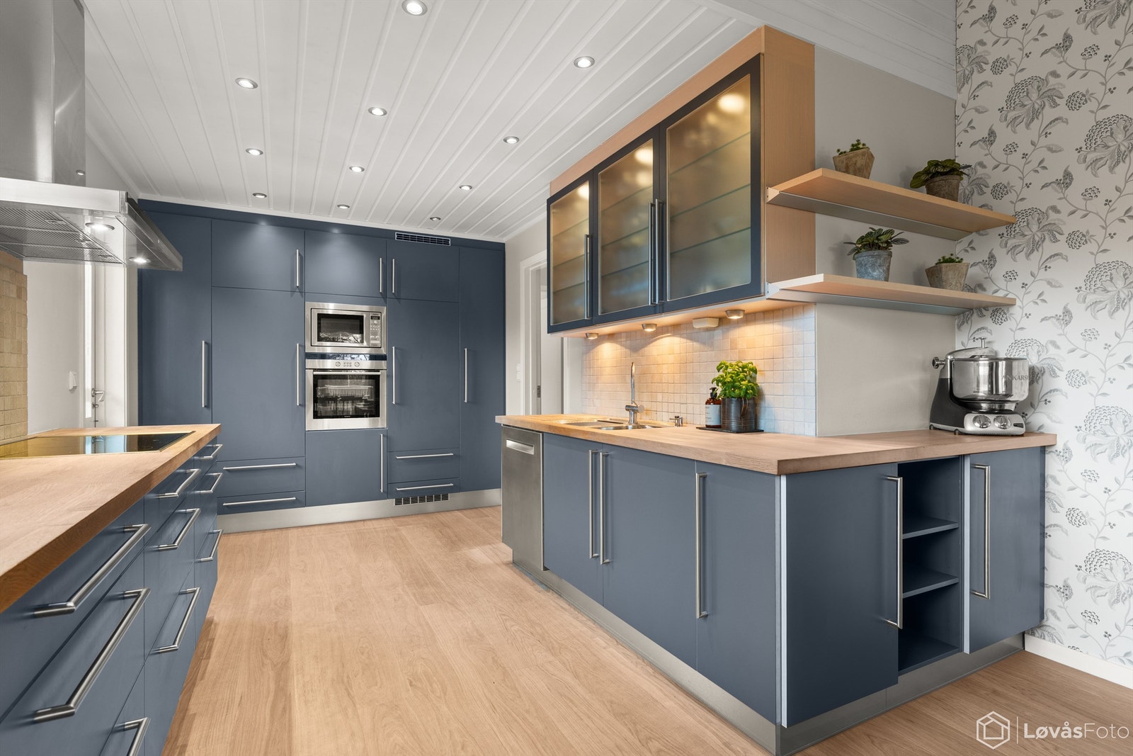 Integrert induksjonstopp, stekeovn, mikrobølgeovn, oppvaskmaskin, kjøleskap og fryseskap Galleribilde