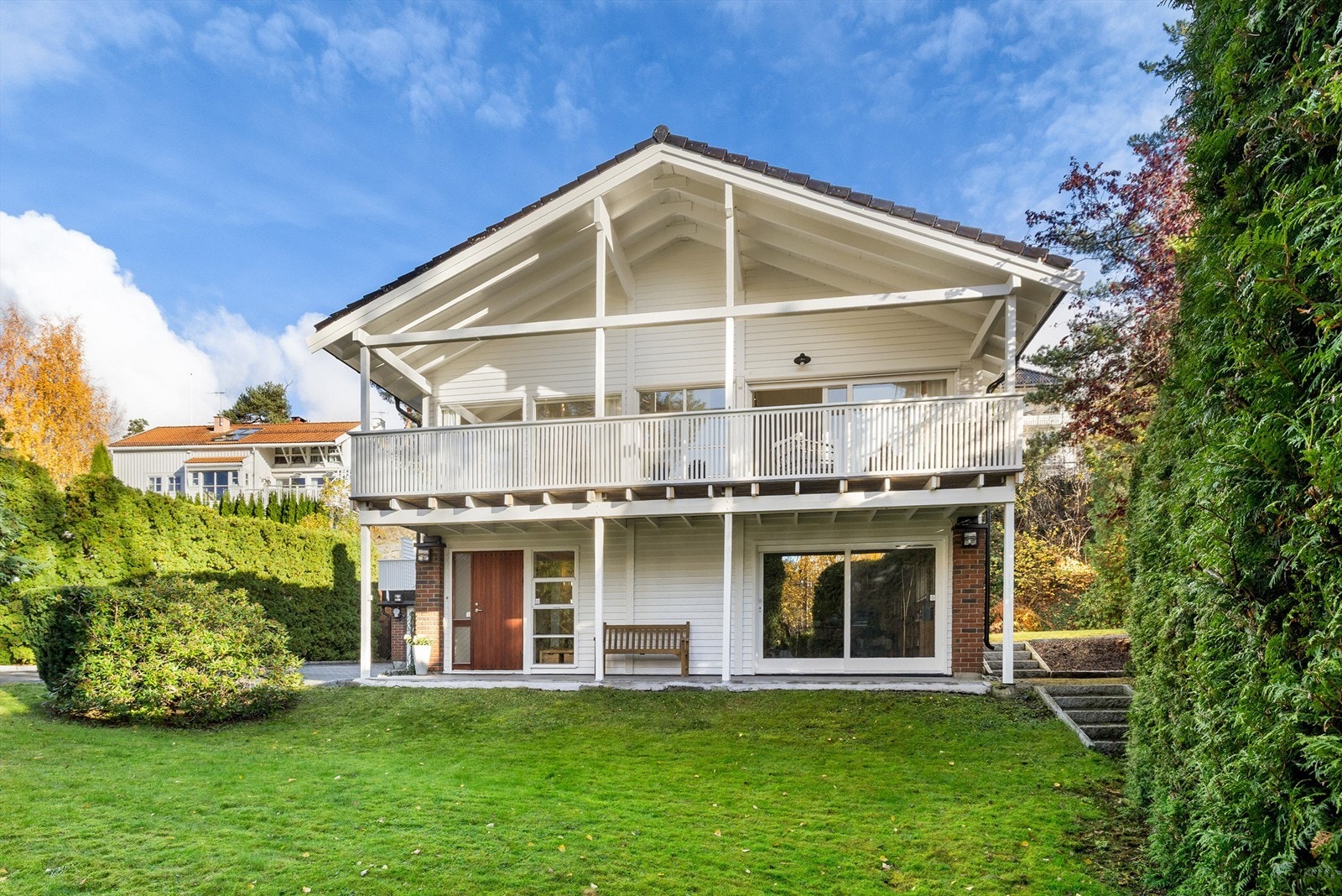 Utenfor inngangspartiet er det en vestvendt markterrasse på 20 kvm med fliser fra 2022 Galleribilde