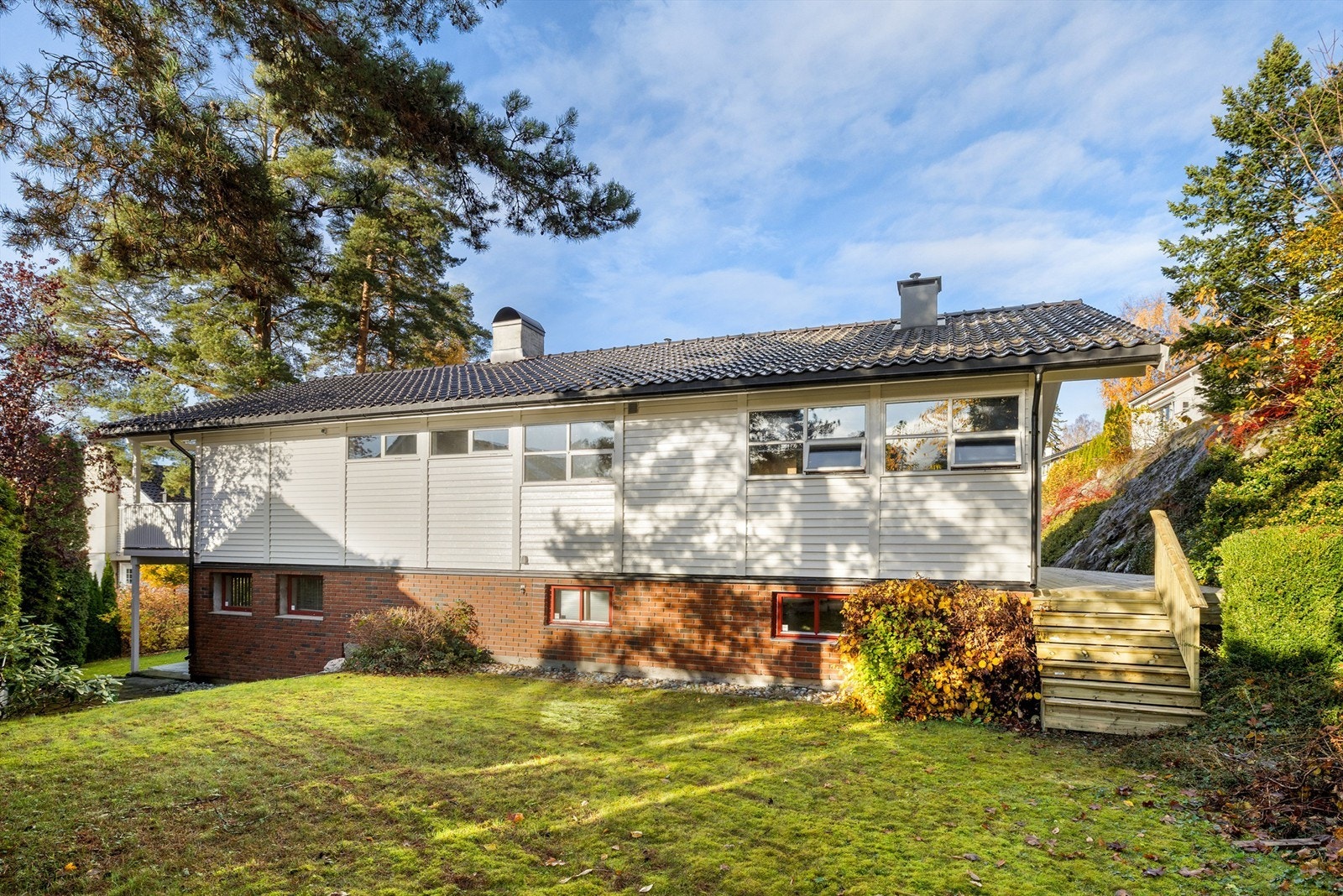 Hage med adkomst til terrasse bak huset (ny i 2025) som går videre til terrassen ved kjøkkenet Galleribilde