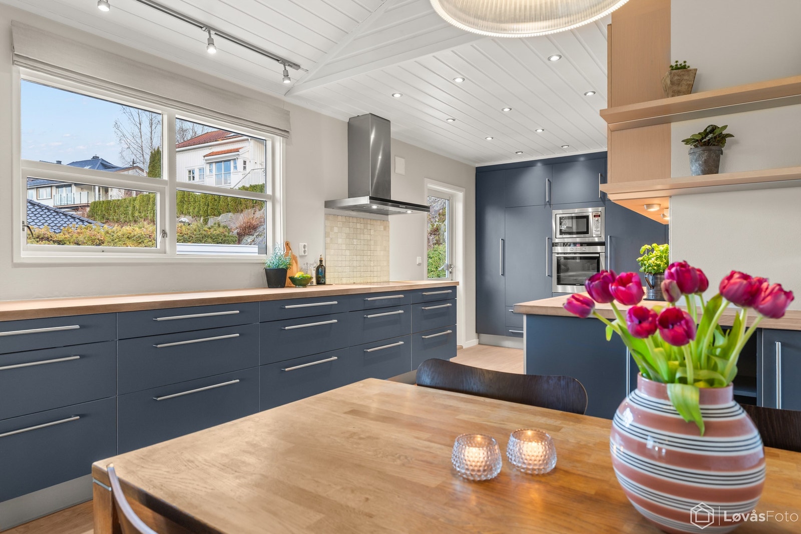 Fra kjøkkenet er det utgang til stor terrasse på 38 kvm med kveldssol Galleribilde