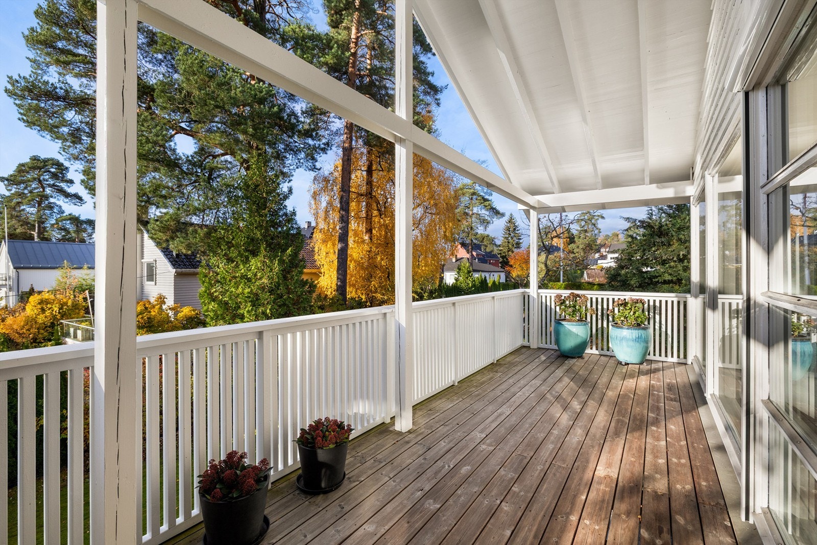 Vestvendt og solrik veranda Galleribilde