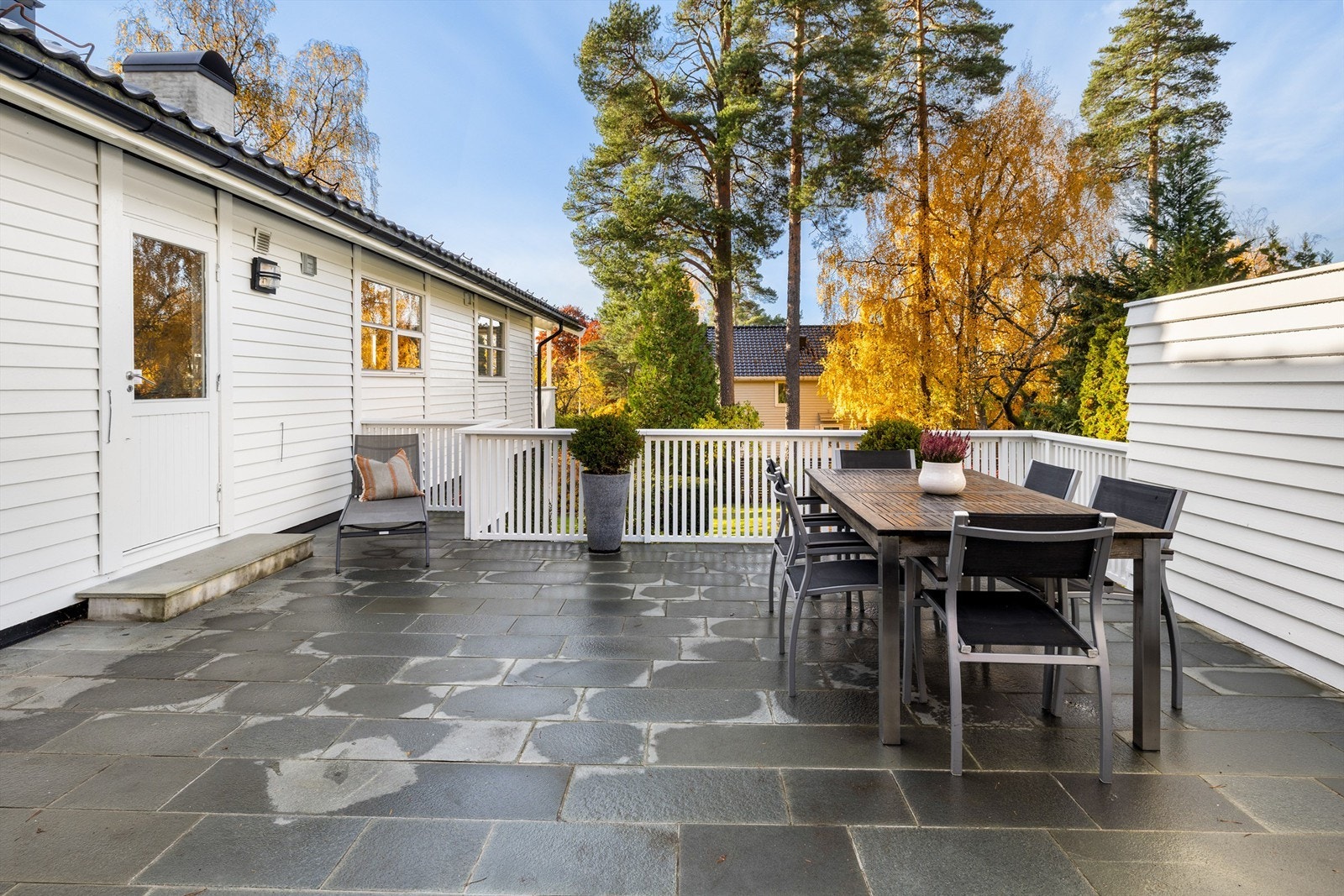 Fra kjøkkenet er det utgang til stor nord- og vestvendt terrasse på 38 kvm med kveldssol Galleribilde