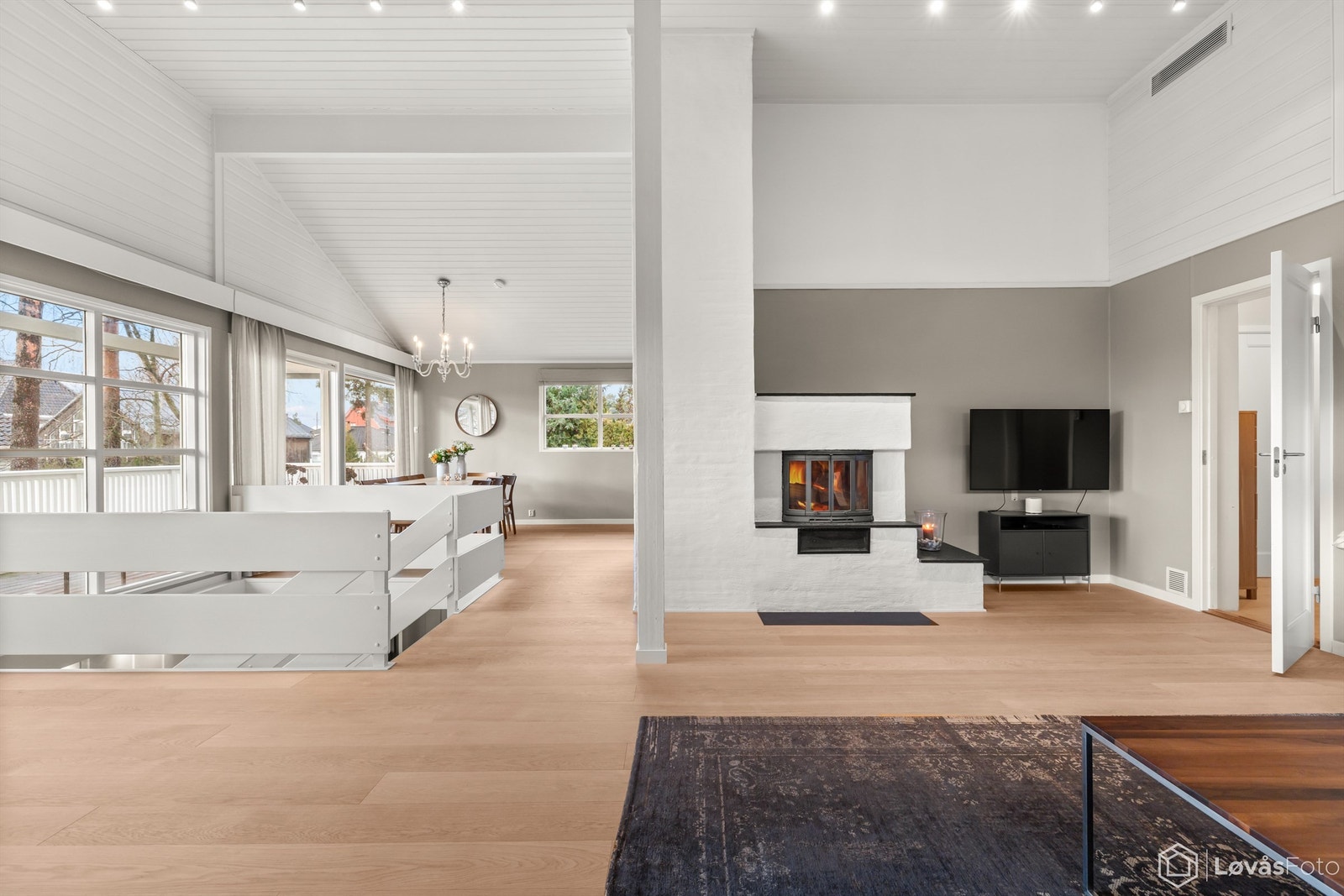 Stue og spisestue med stor takhøyde Galleribilde