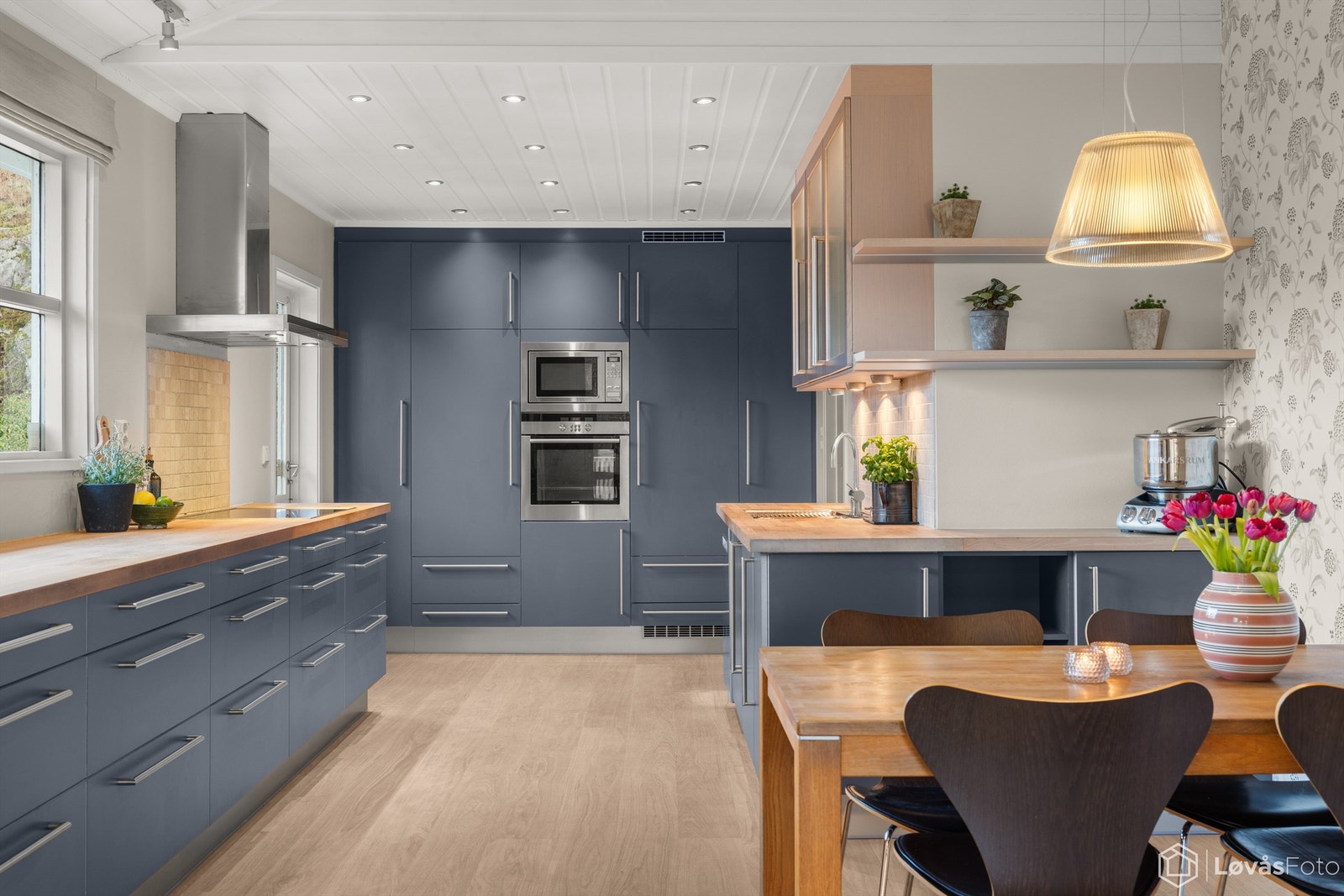 Hyggelig kjøkken med 1-stavs eikeparkett på gulvet (lagt ny i 2023) og god plass til spisebord. Ekstra god takhøyde på deler av kjøkkenet. Fra kjøkkenet er det direkte utgang til stor terrasse Galleribilde