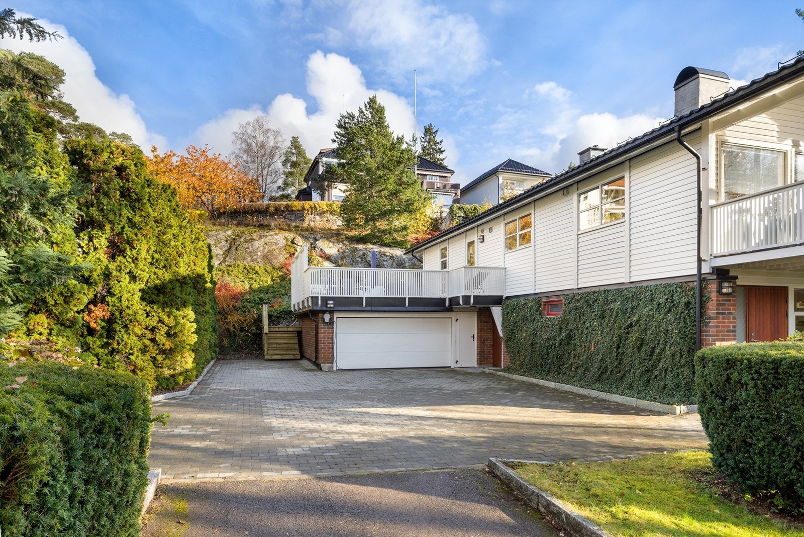 Gårdsplass med belegningsstein som ble lagt ny i 2022. Elektrisk garasjeport Galleribilde