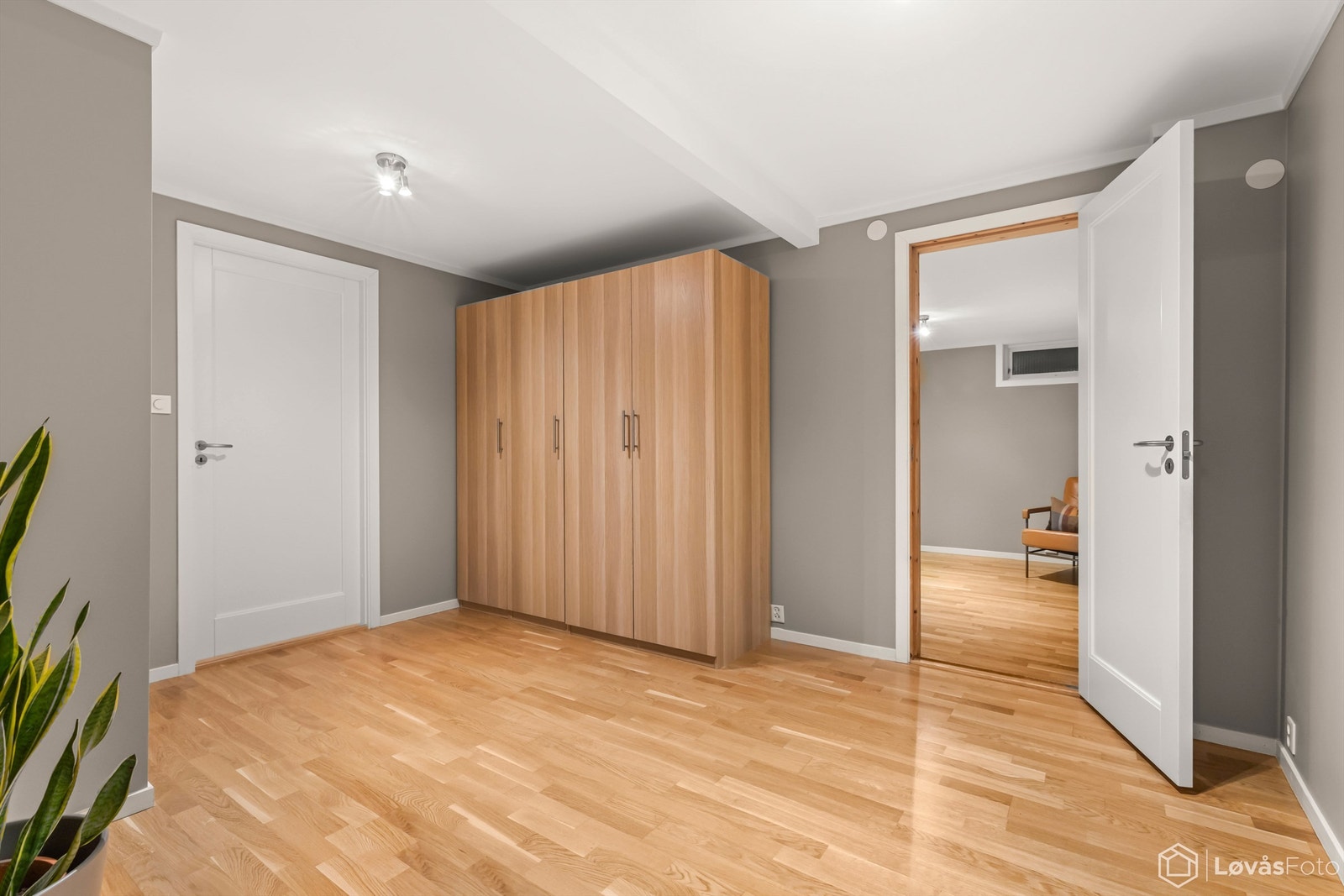 Mellomgang med gulvvarme og garderobeskap Galleribilde