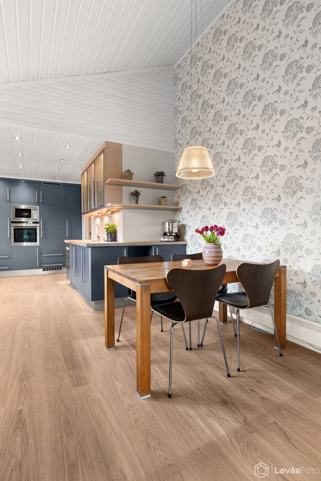 Ekstra god takhøyde på deler av kjøkkenet Galleribilde