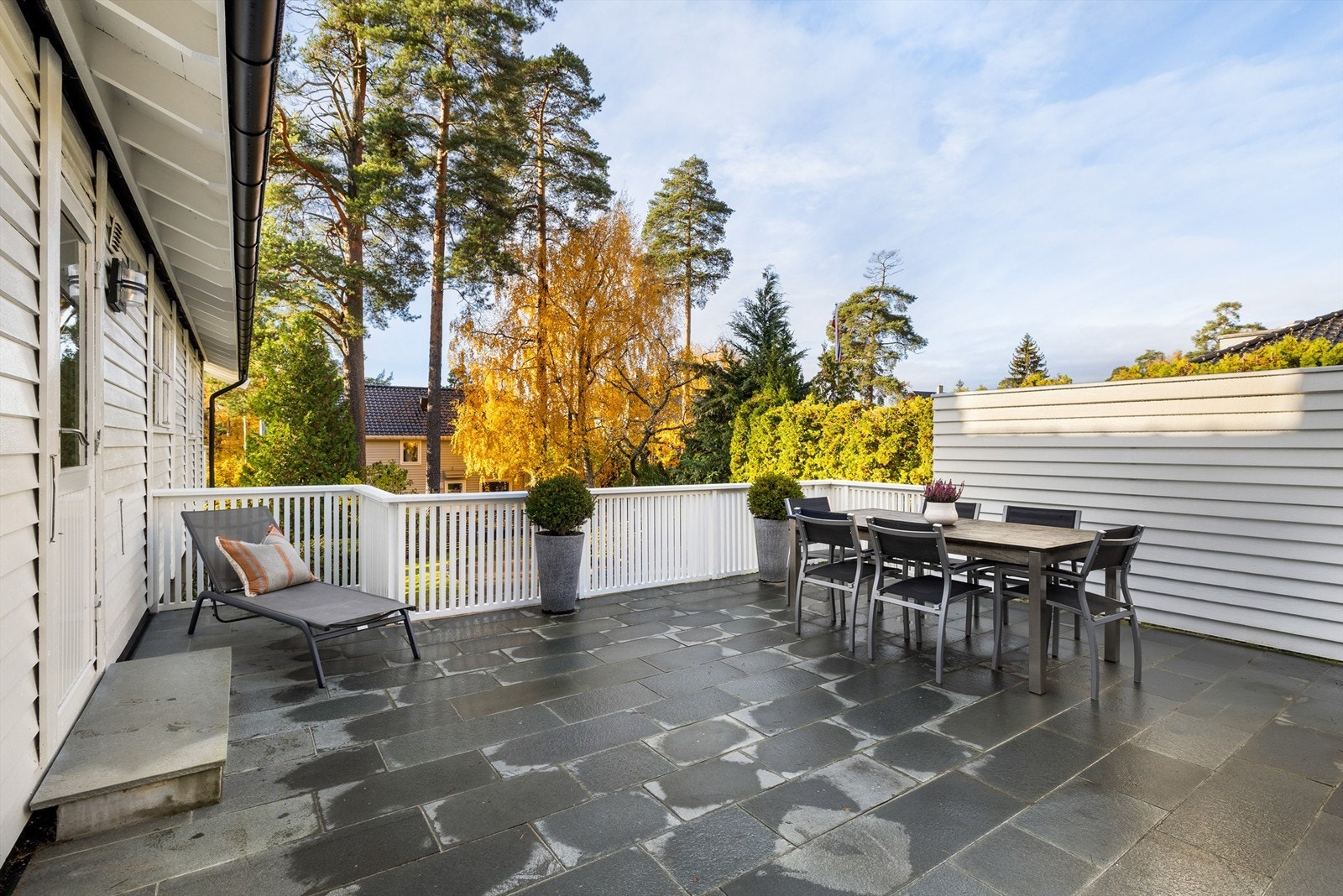 Store og solrike uteplasser, pent opparbeidet hage og gårdsplass, samt garasje Galleribilde