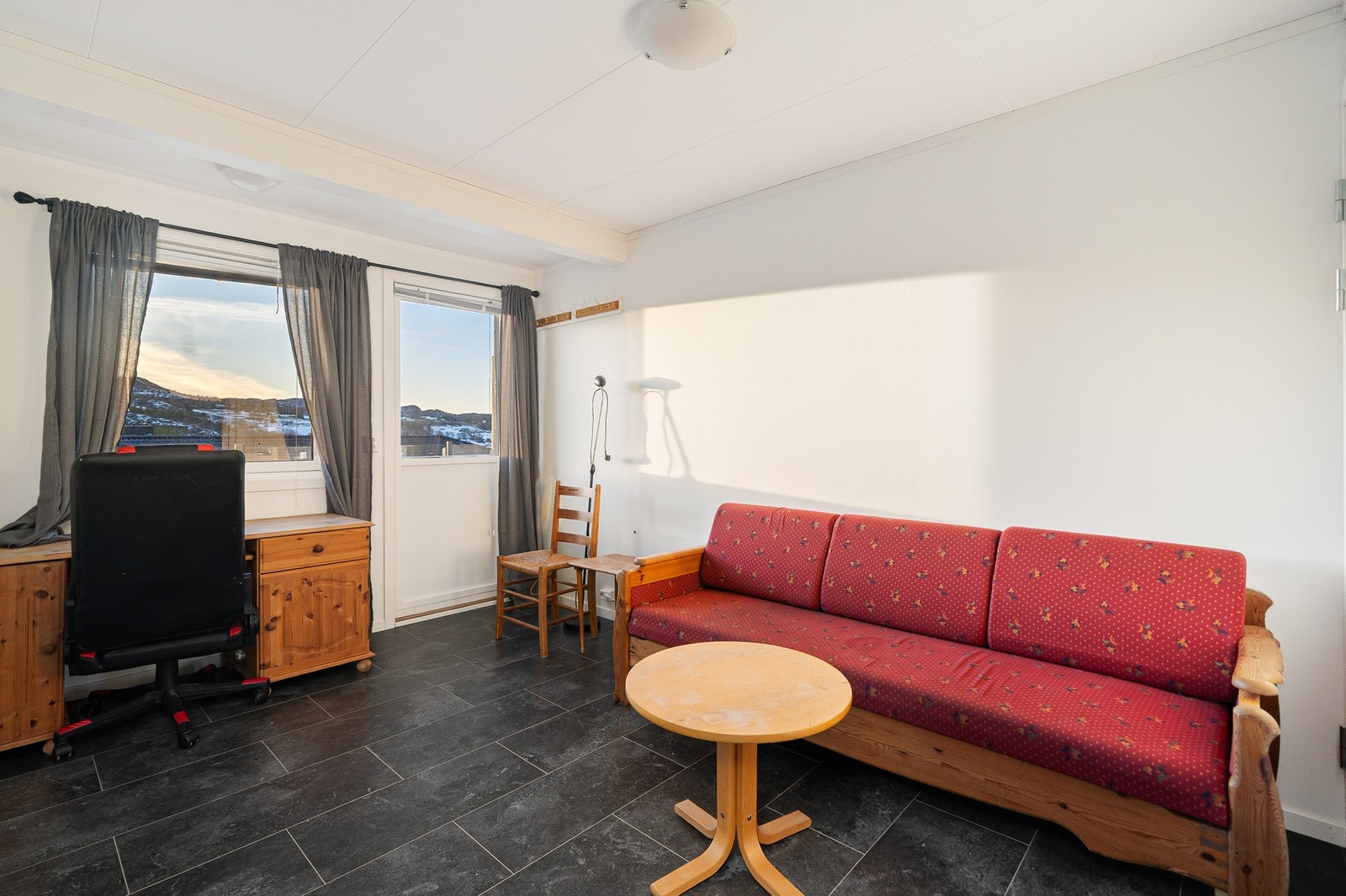 Soverom/stue med utgang til terrasse Galleribilde