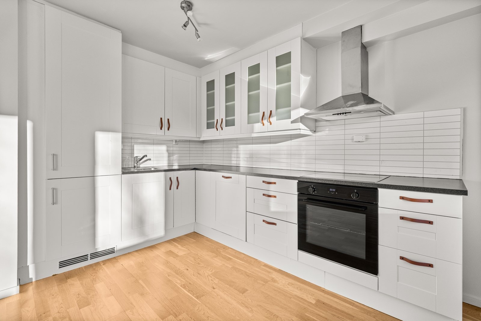 Pent kjøkken med innredning fra BUILD Kjøkken Galleribilde