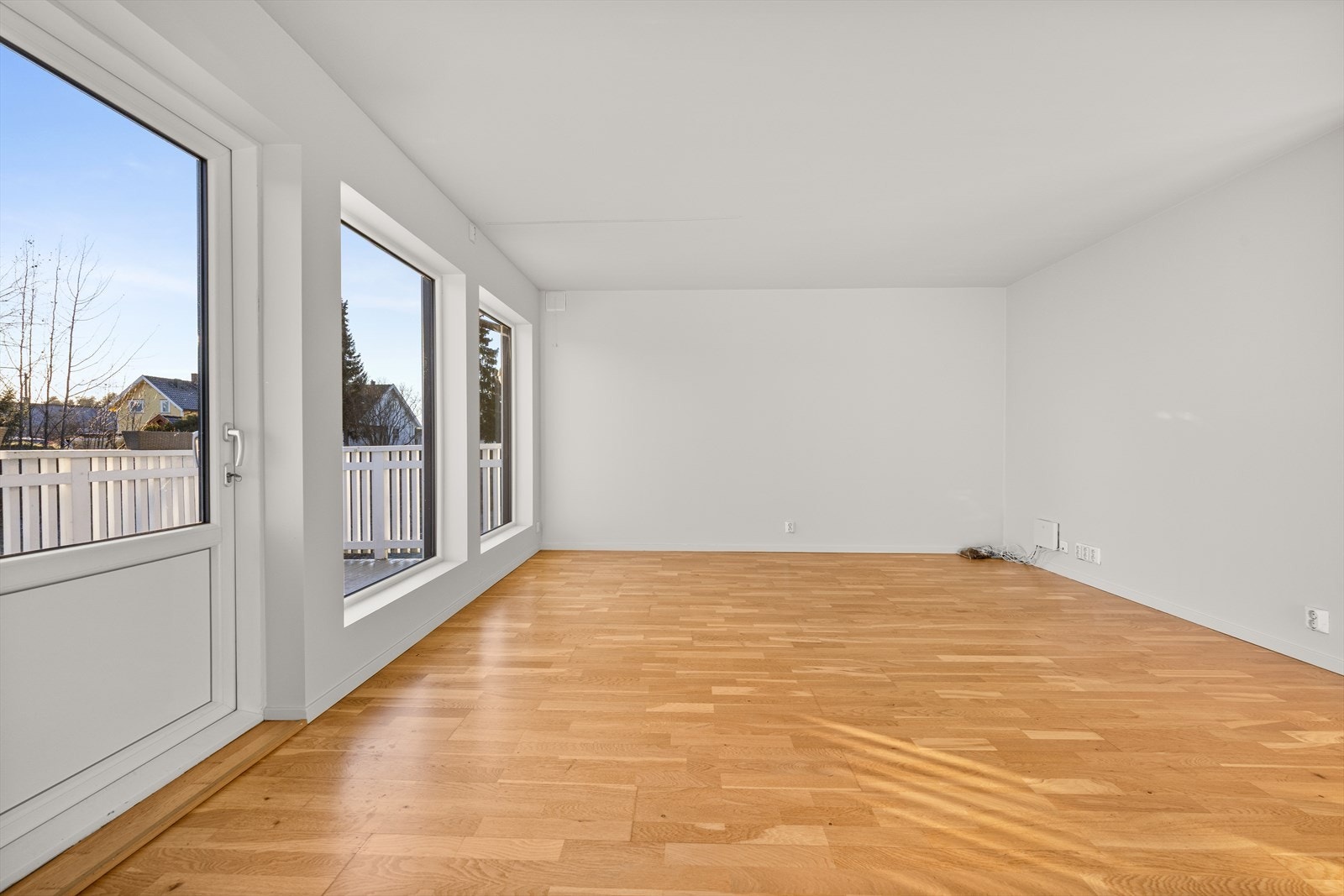 Stuen gir enkelt plass for sofagruppe med tilhørende tv-møblement Galleribilde