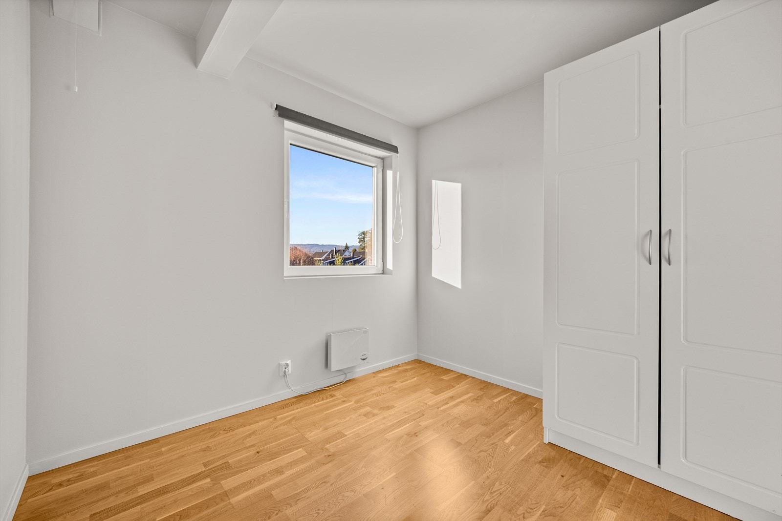 Soverom 2 vendt mot fellesareal over carport Galleribilde