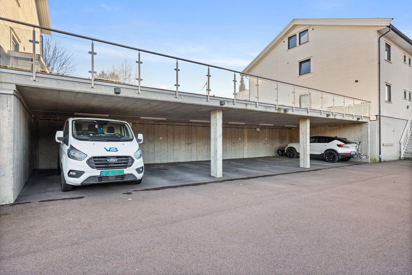 Parkering både i carport og garasje Galleribilde