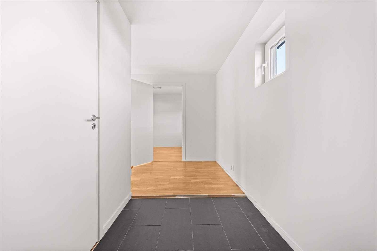 Flislagt entré Galleribilde