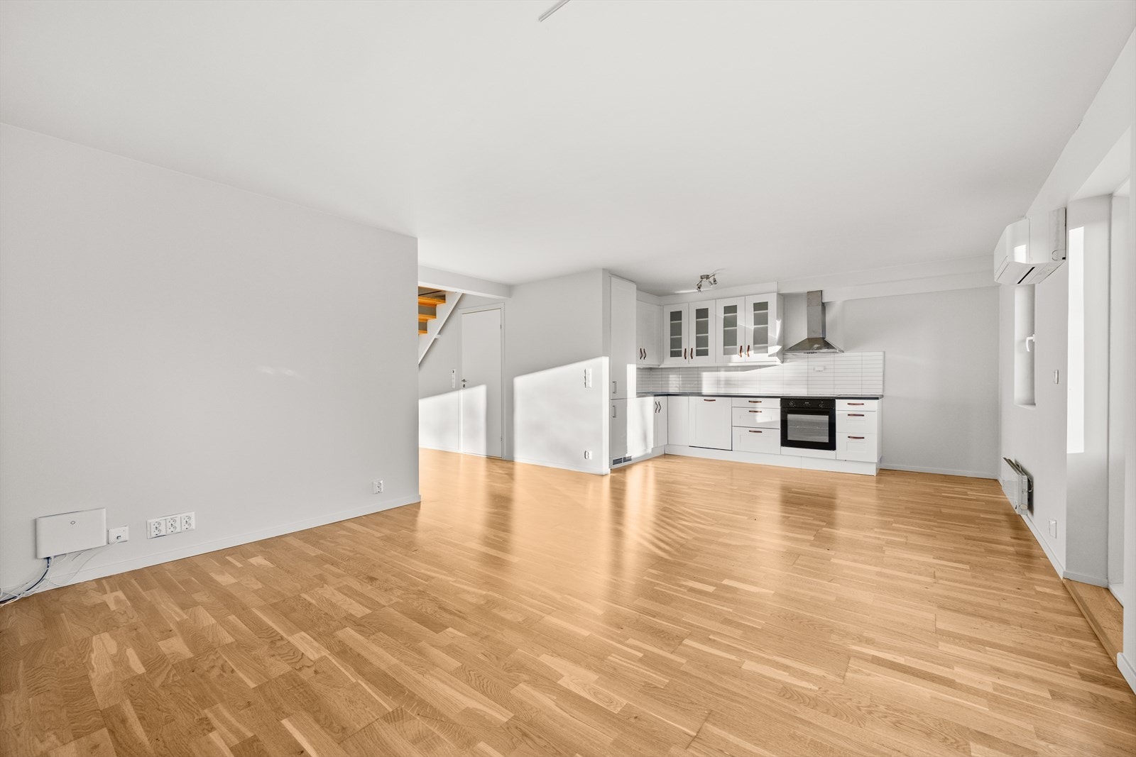 Stue og kjøkken er i en åpen løsning som bidrar til et sosialt og hyggelig oppholdsrom Galleribilde