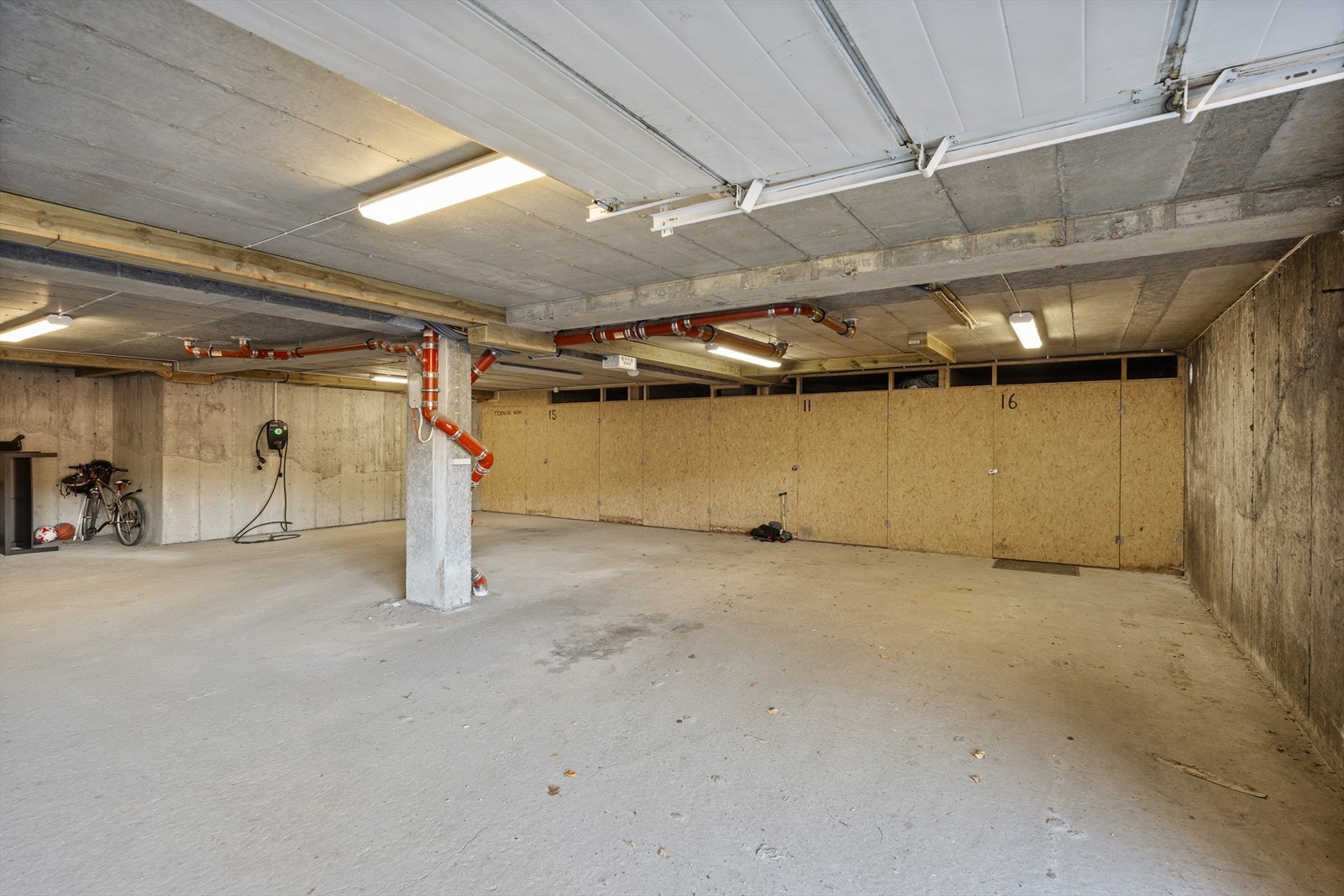 Fast biloppstillingsplass med bod i bakkant medfølger leiligheten. Plassen er merket med nr. 16 Galleribilde