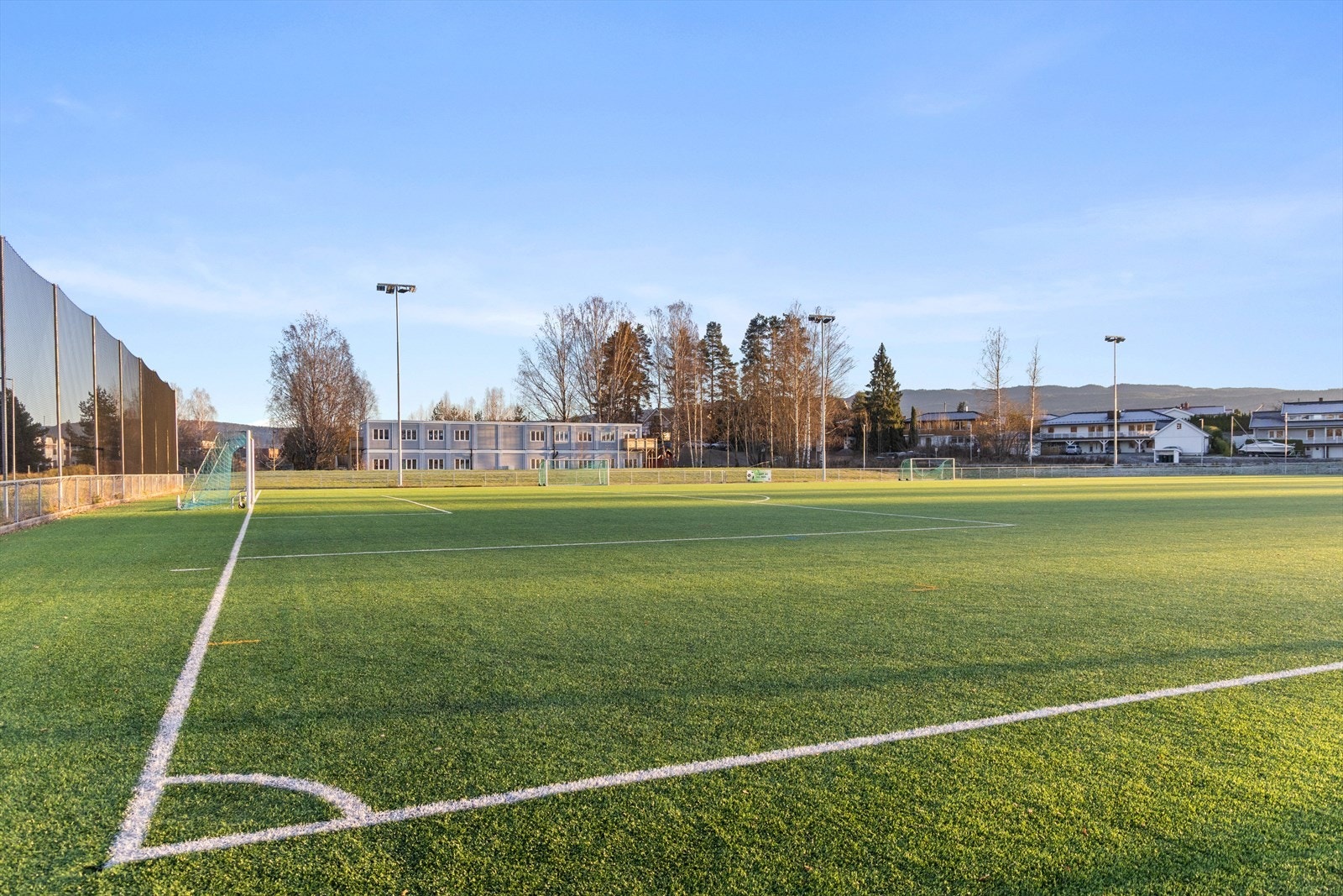 Loesmoen idrettspark Kunstgressbane, kun 350 meter fra leiligheten Galleribilde