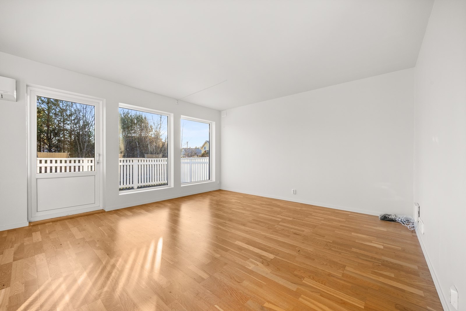 Det er store vindusflater som bidrar til godt med naturlig lys, samt adkomst til balkong fra stuen Galleribilde