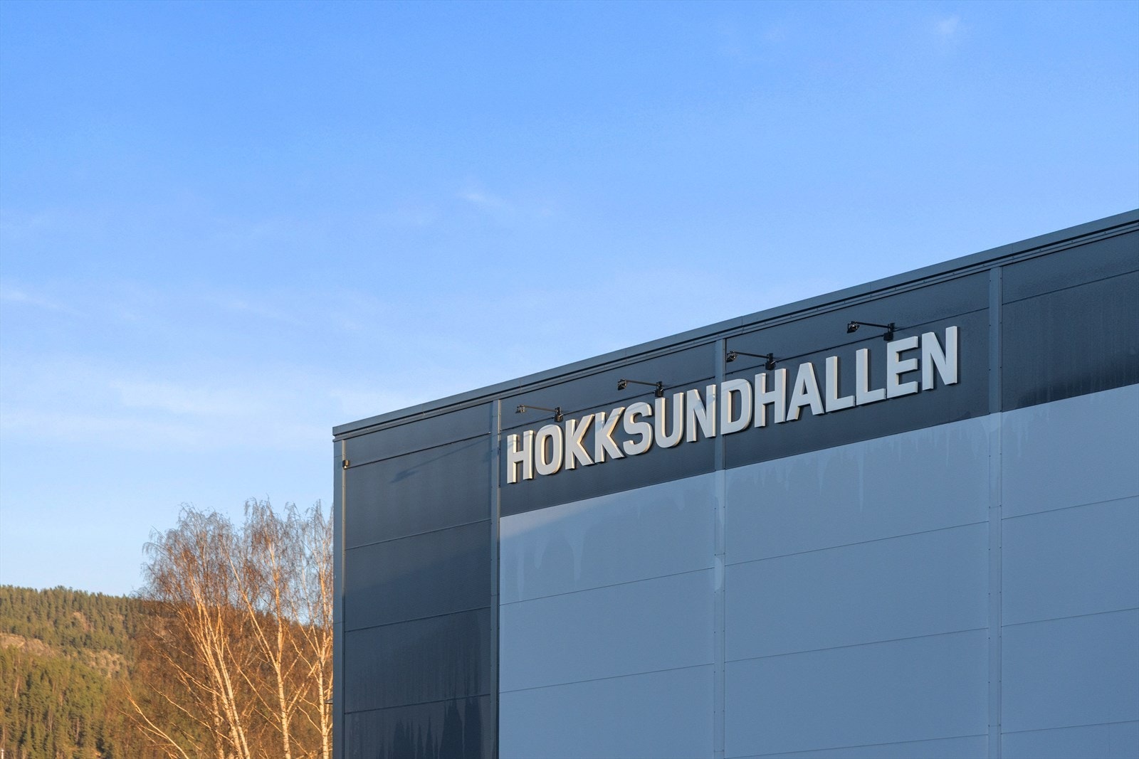 Meget kort gangavstand til Loesmoen Idrettspark med store arealer for aktivitet. Her finer du balløkke, sandvolleyball, fotballbane, fotballhall og Hokksundhallen som sto nyoppført i desember 2019. Galleribilde