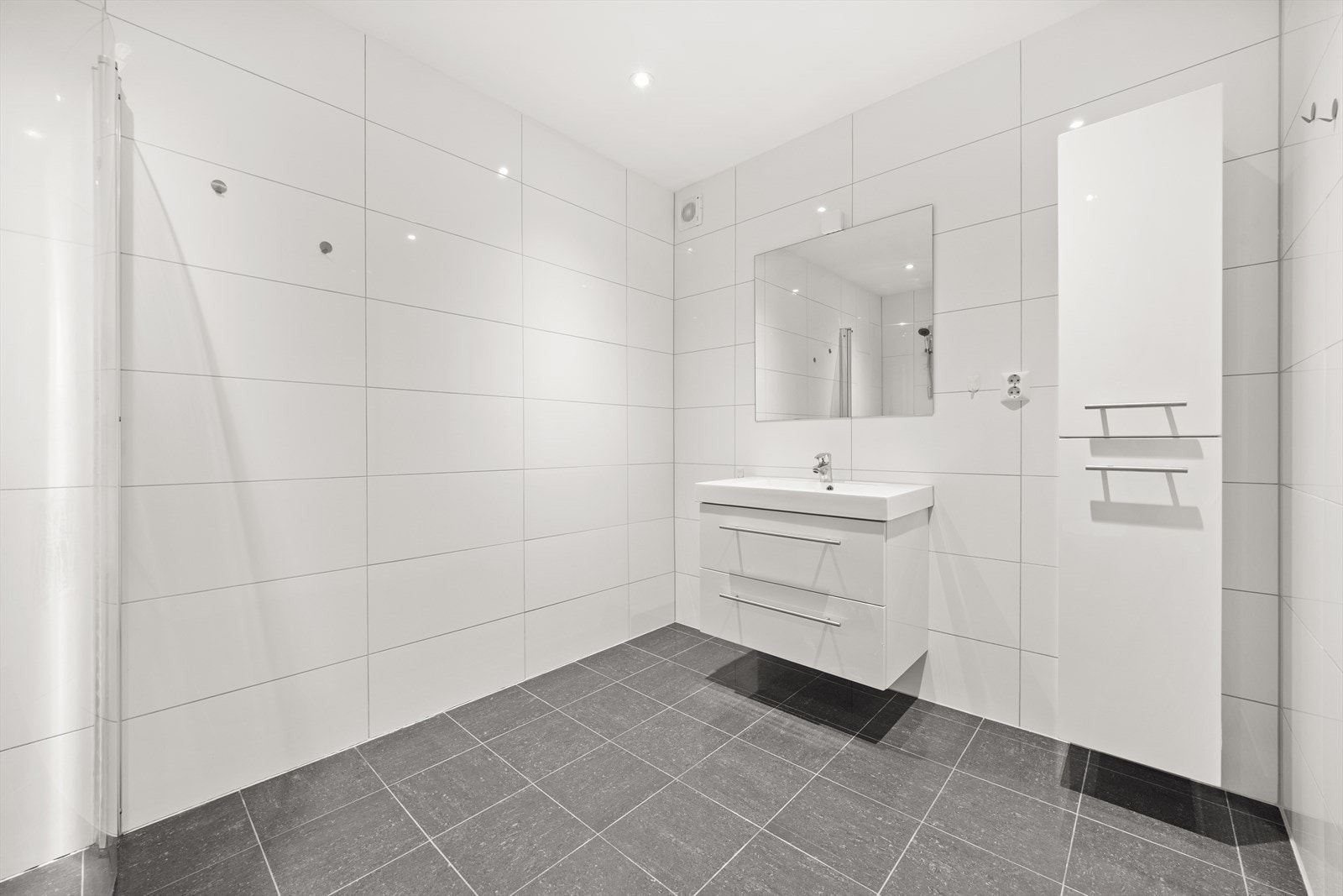 Pent og romslig flislagt bad med varmekabler i gulv Galleribilde