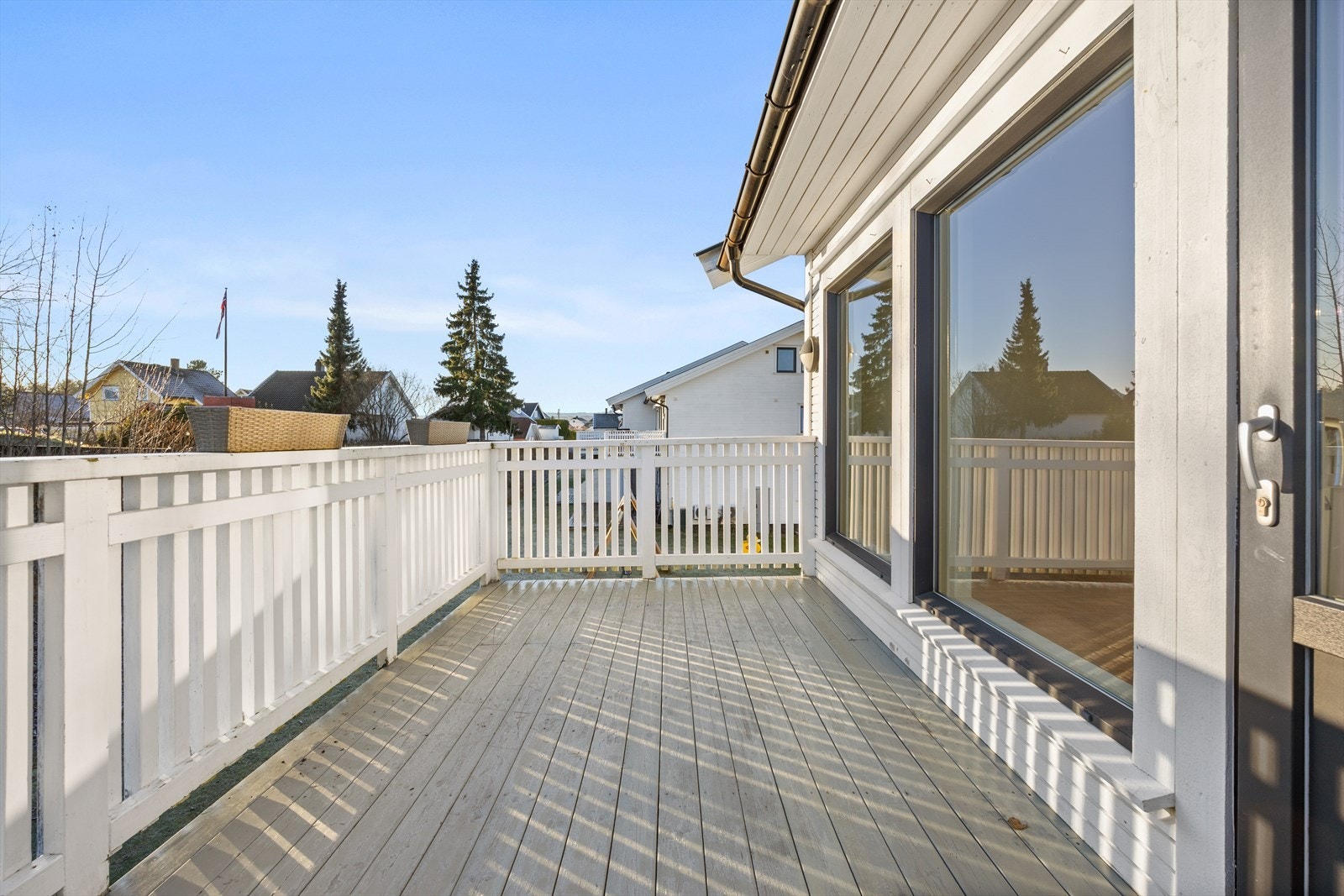 Leiligheten har en solrik balkong med fin utsikt Galleribilde