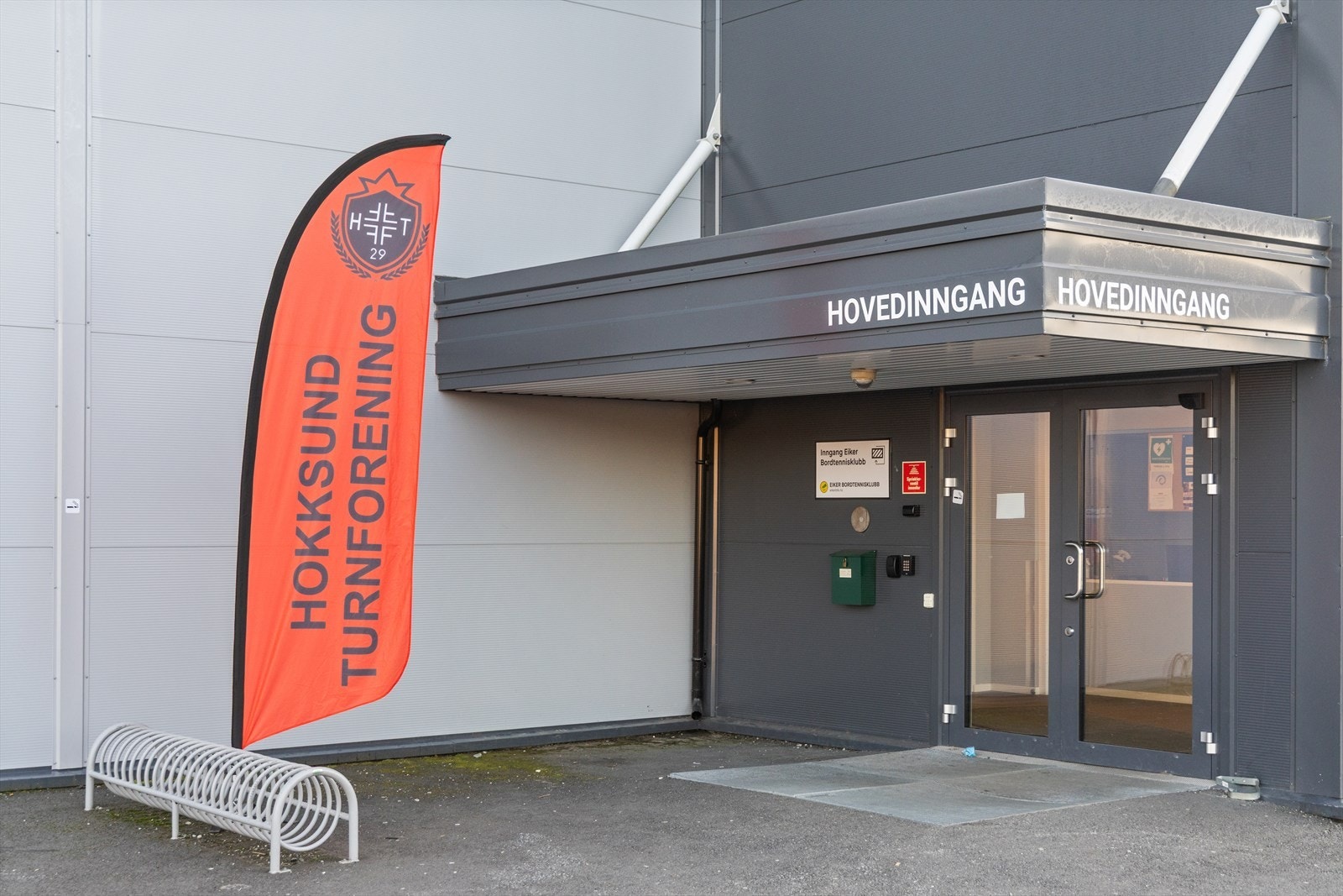 Hokksundhallen huset også Hokksund Turnforening som har et bredt utvalg grupper: Apparatturn, troppsturn og breddeturn/turn for alle nivåer. Galleribilde