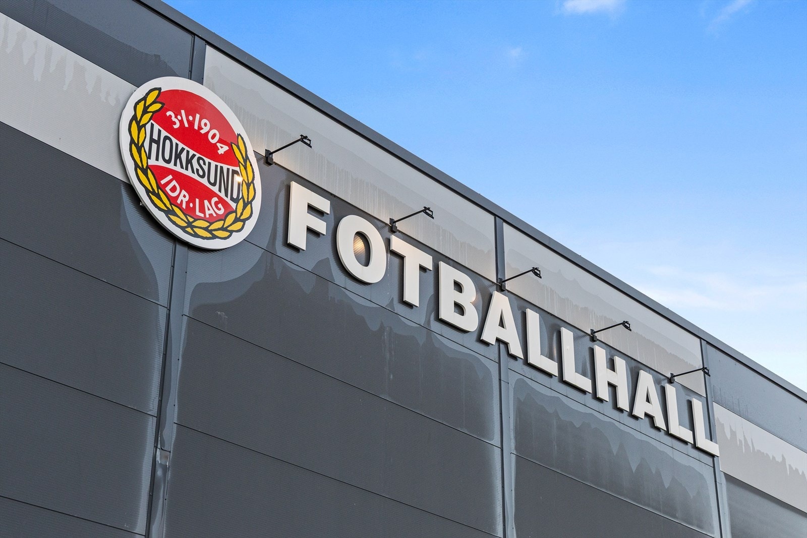 Hokksund idrettslag har fotball, håndball, padel, basketball, barneidrett, E-sport og ski gruppe. Galleribilde