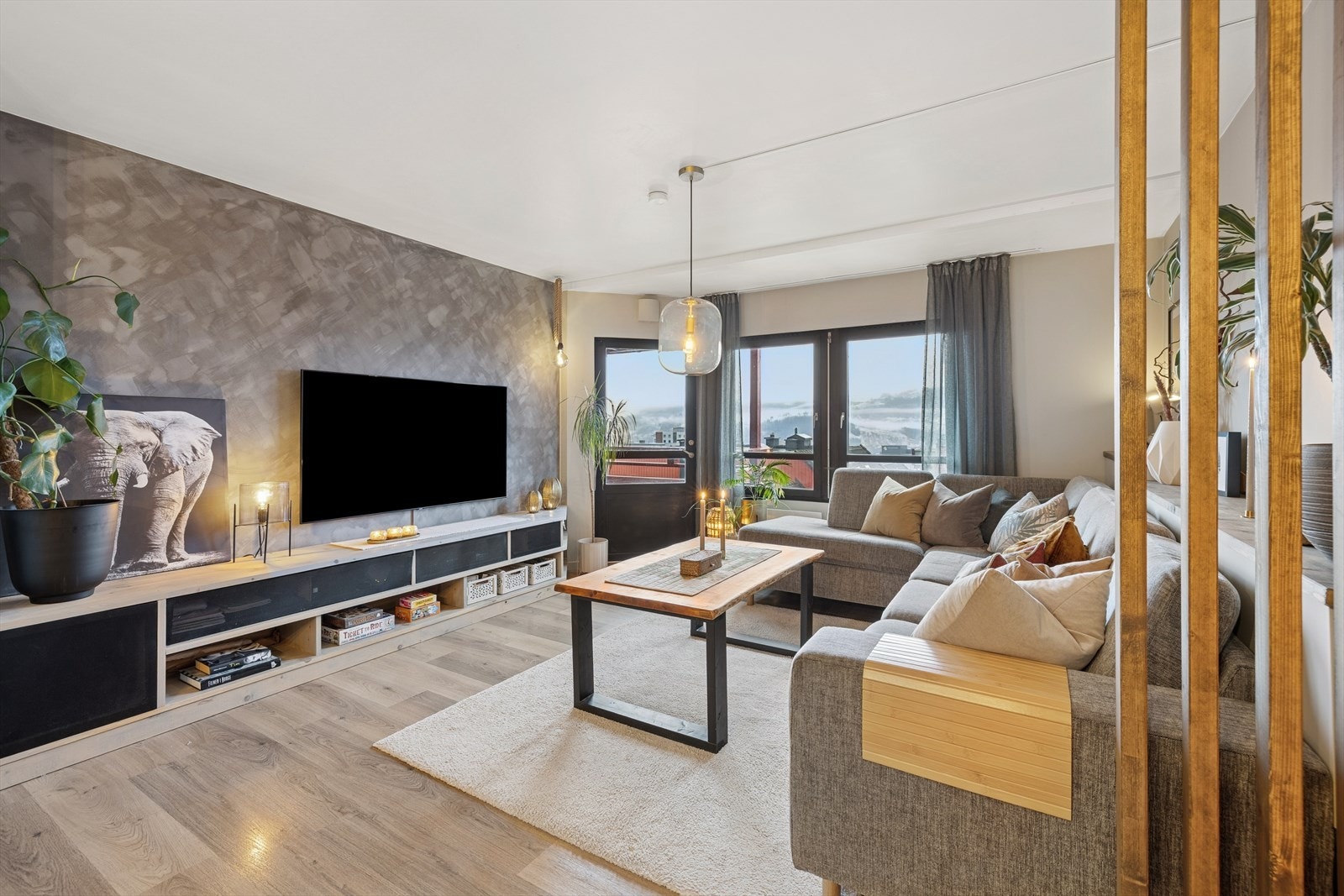 Innbydende stue med plass til sofa og annet ønsket innventar. Legg spesielt merke til den ene kontrastveggen som gir rommet et flott særpreg. Galleribilde