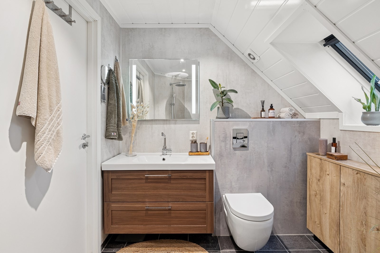 Pent bad, oppgradert av fagfolk i 2018 med baderomsplater på vegg og fliser på gulv med gulvvarme. Galleribilde