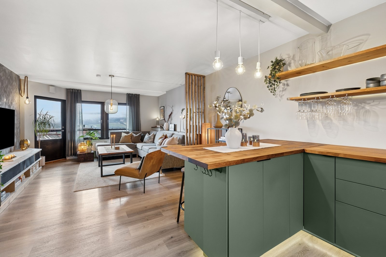 Kjøkkenet har også en praktisk barløsning. Galleribilde